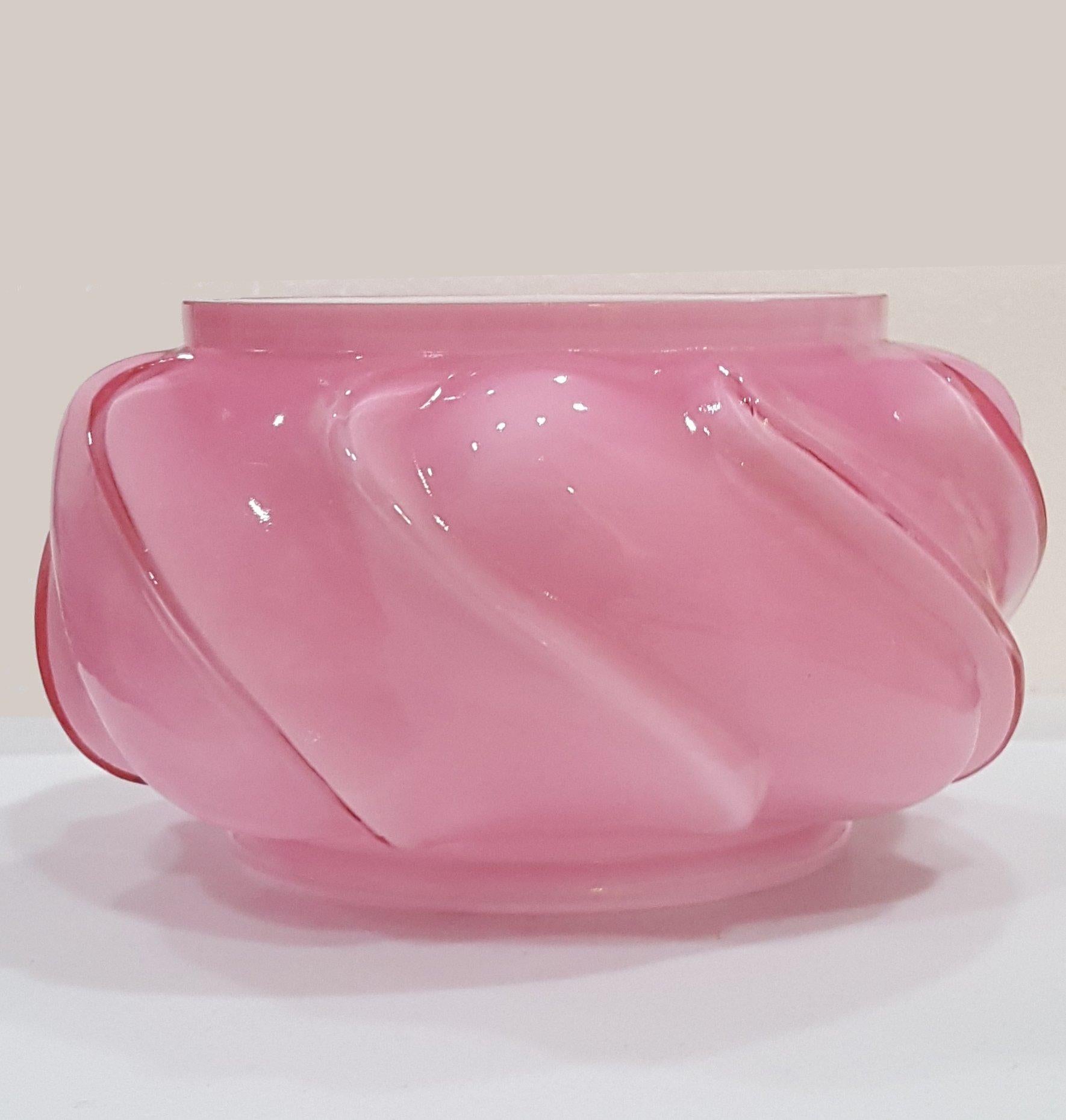 Fenton cased glass bowl, beautiful pink exterior, white interior In Good Condition For Sale In Warrenton, OR