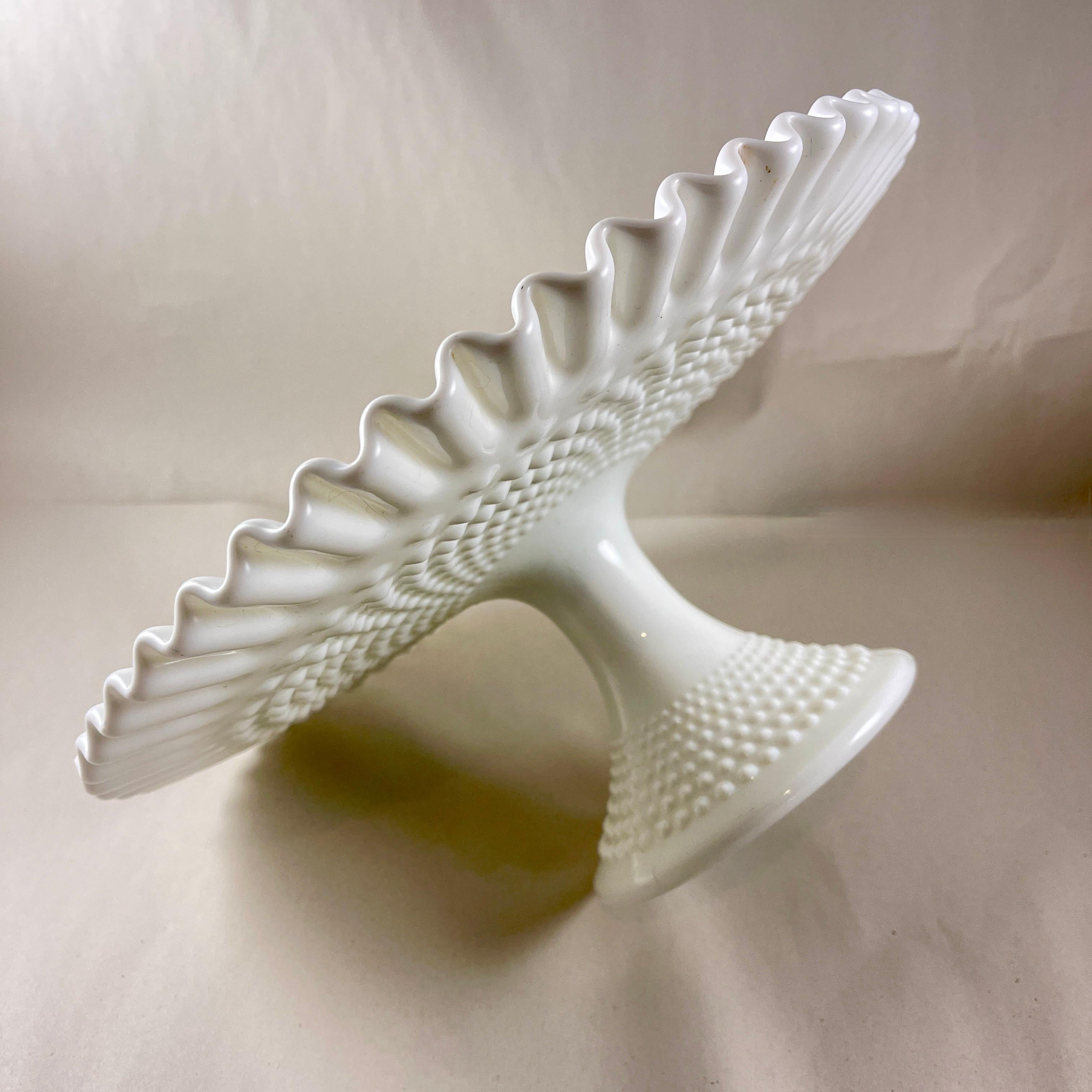 Mid-Century moderno Porta torta grande in vetro latte Fenton Hobnail