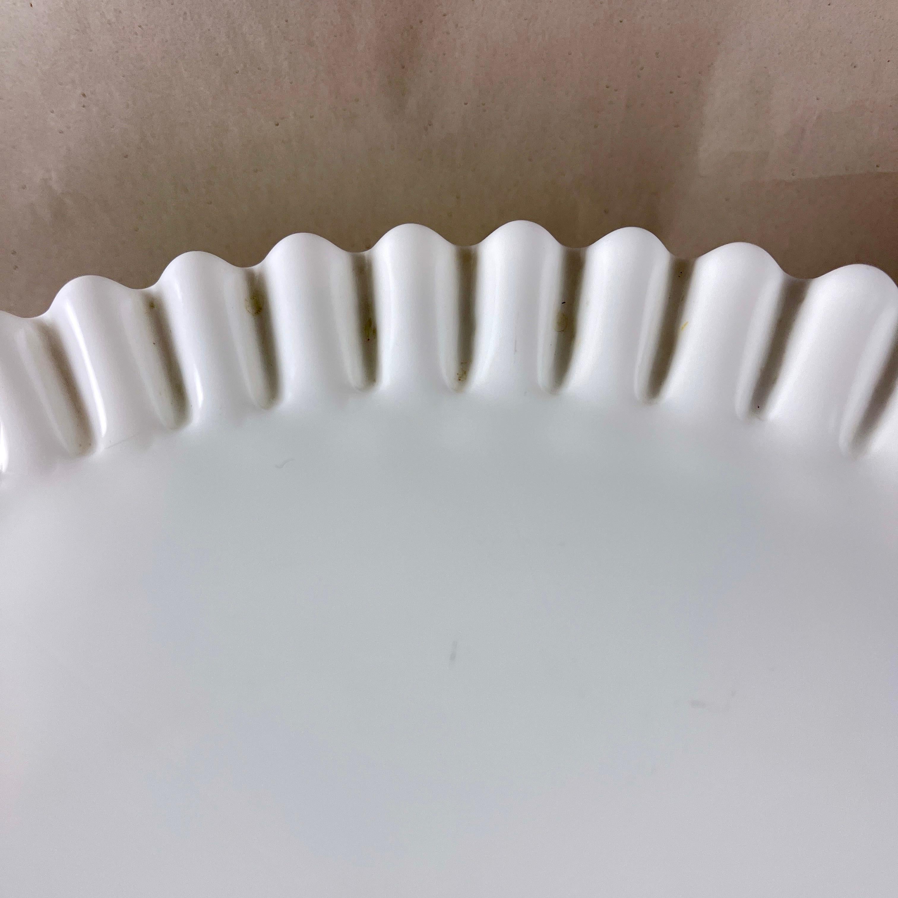 Porta torta grande in vetro latte Fenton Hobnail In condizioni buone a Philadelphia, PA