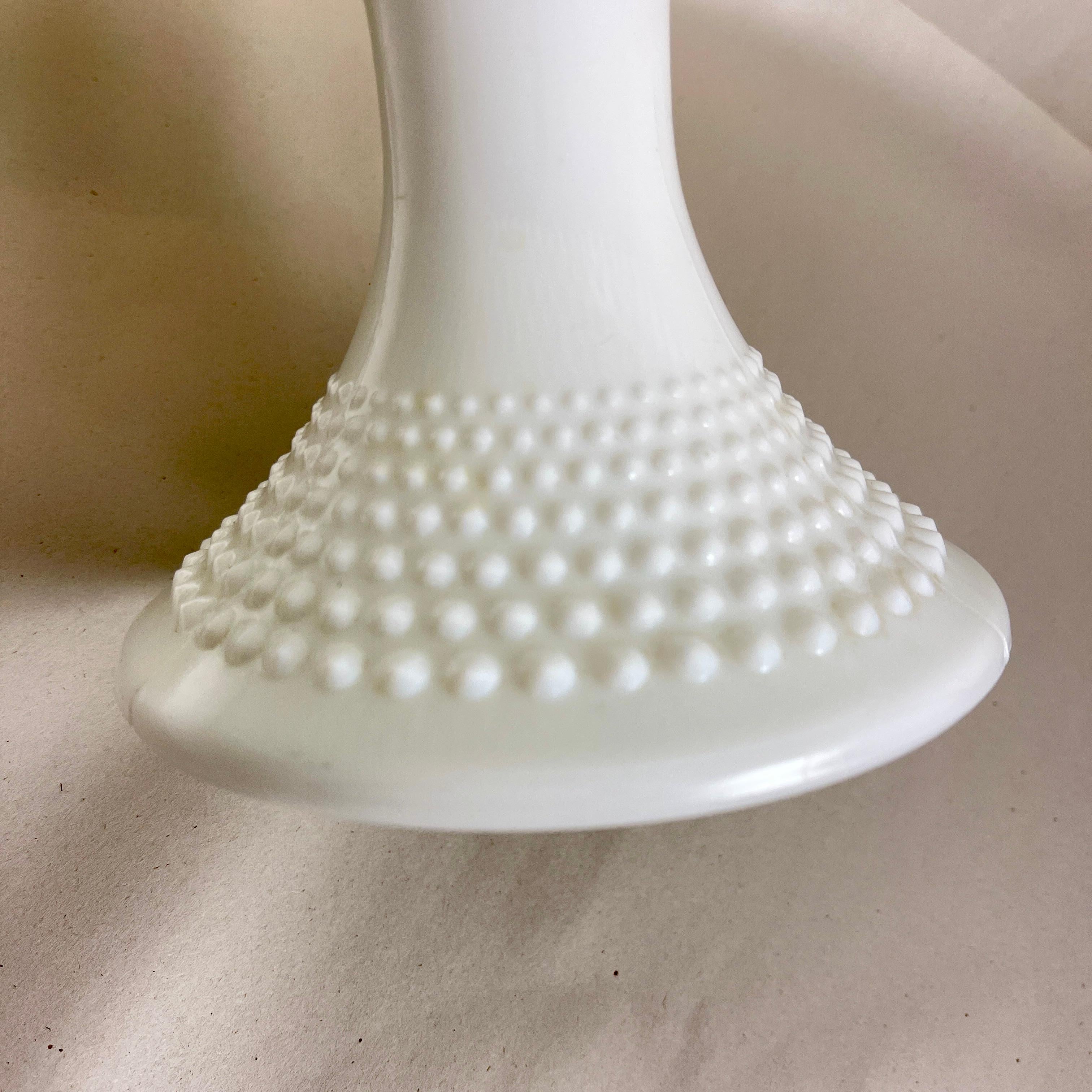 XX secolo Porta torta grande in vetro latte Fenton Hobnail