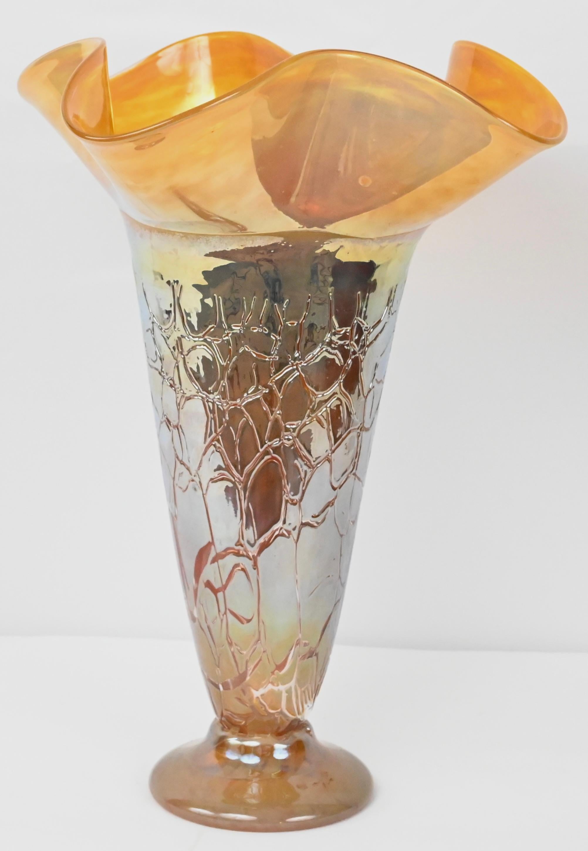 Fenton Style Art Glass Vase in the Manner of Murano  In Good Condition For Sale In Miami, FL