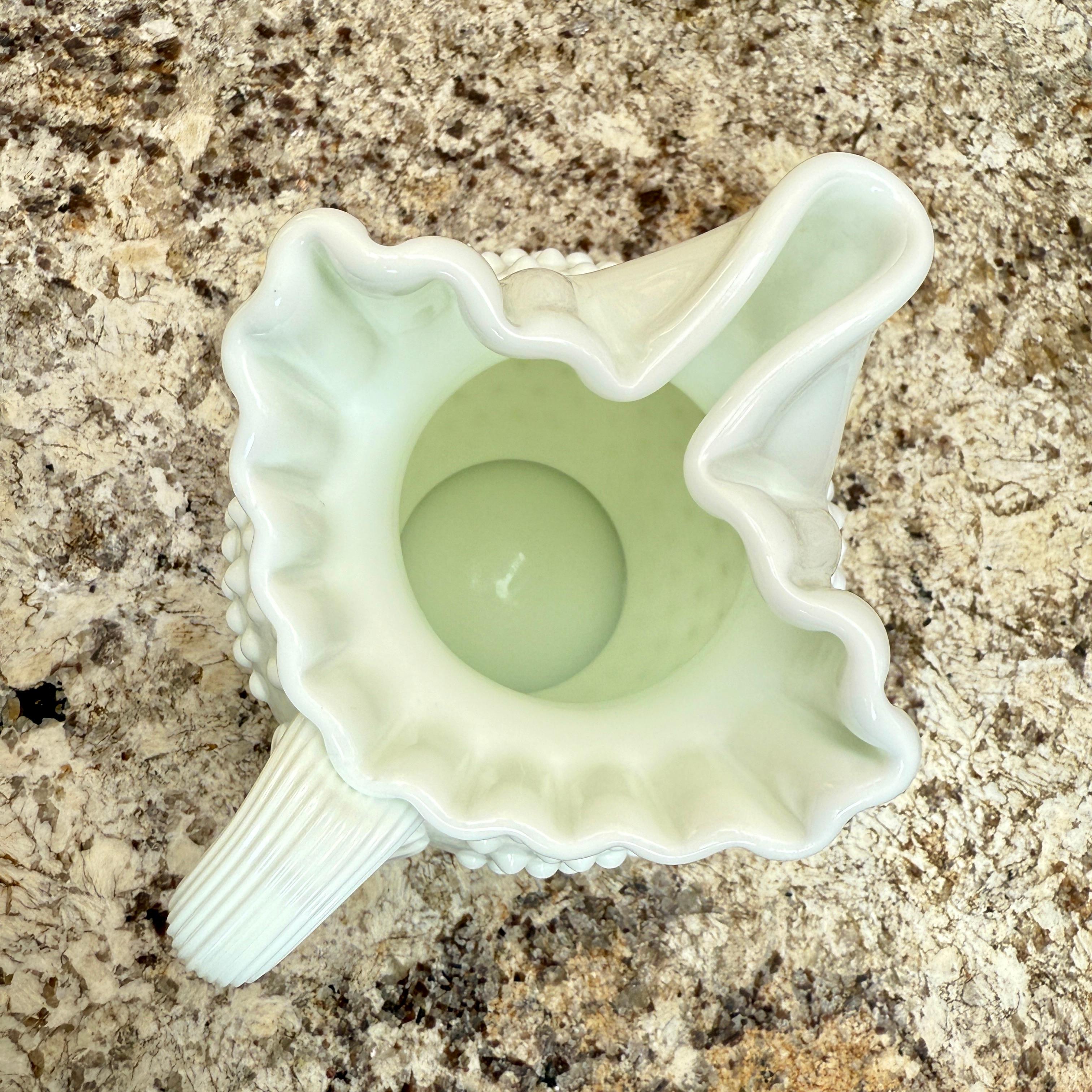 Fenton Grande brocca a chiocciola in vetro lattiero-caseario con labbro per il ghiaccio in vendita 3
