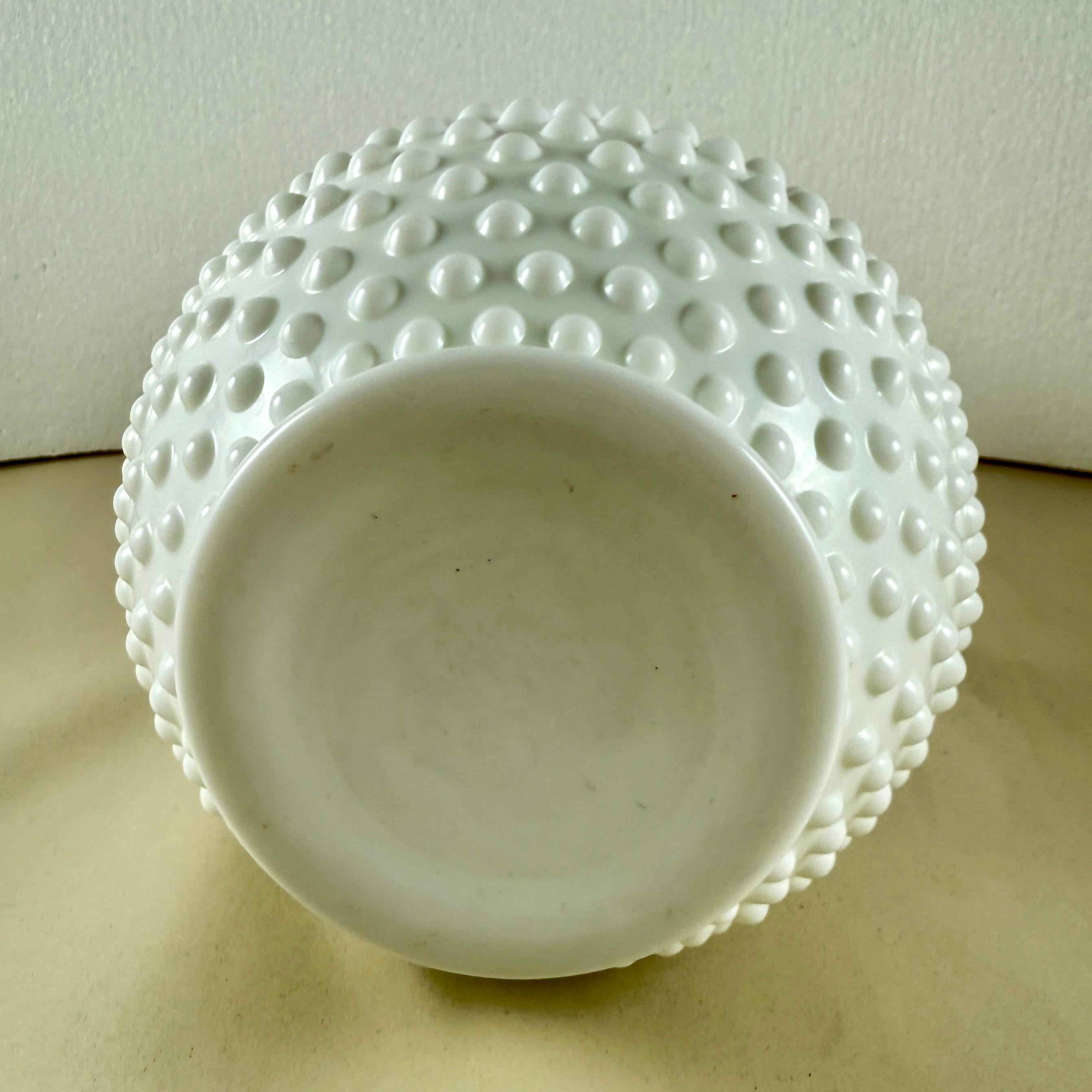 Fenton Grande brocca a chiocciola in vetro lattiero-caseario con labbro per il ghiaccio in vendita 4
