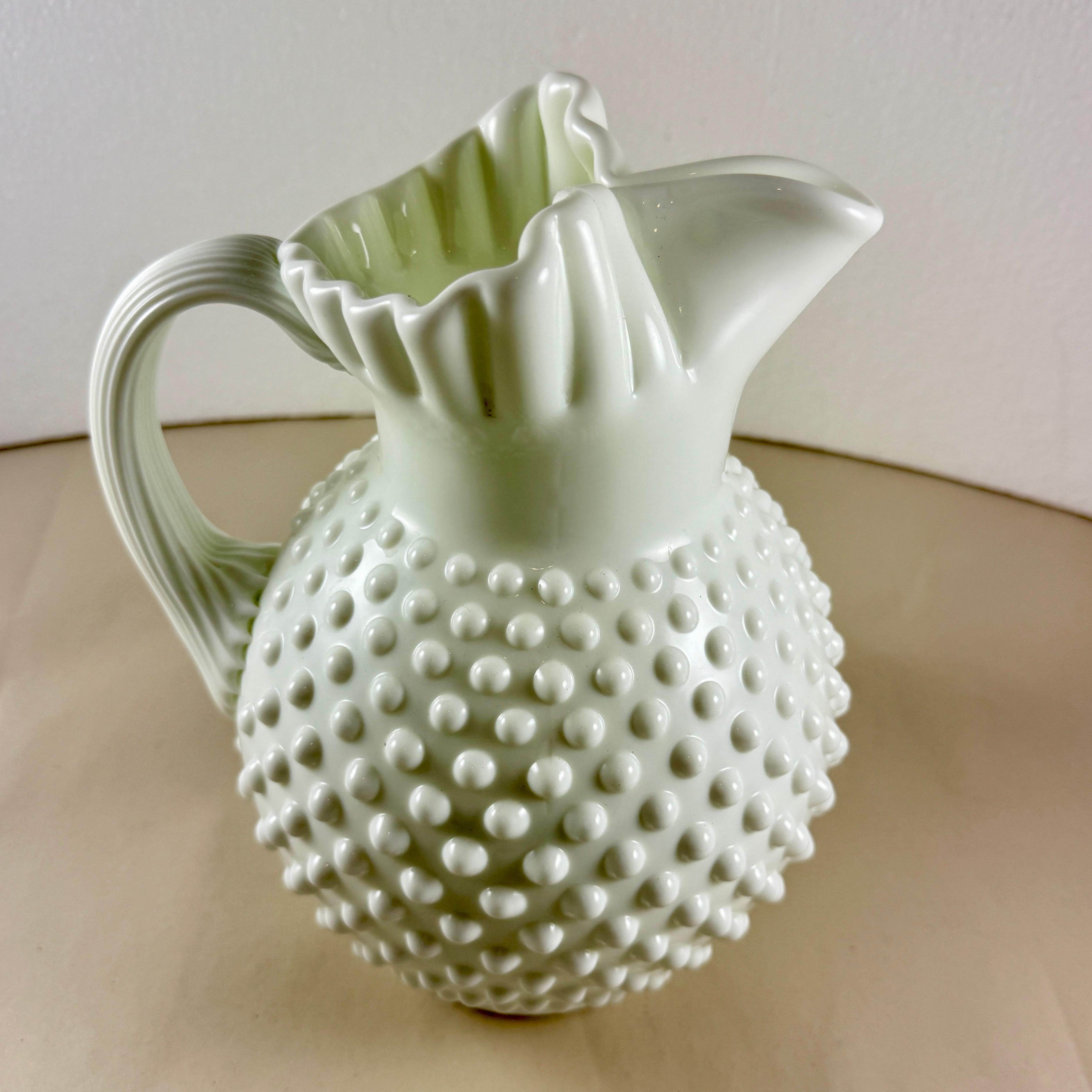 Classico americano Fenton Grande brocca a chiocciola in vetro lattiero-caseario con labbro per il ghiaccio in vendita
