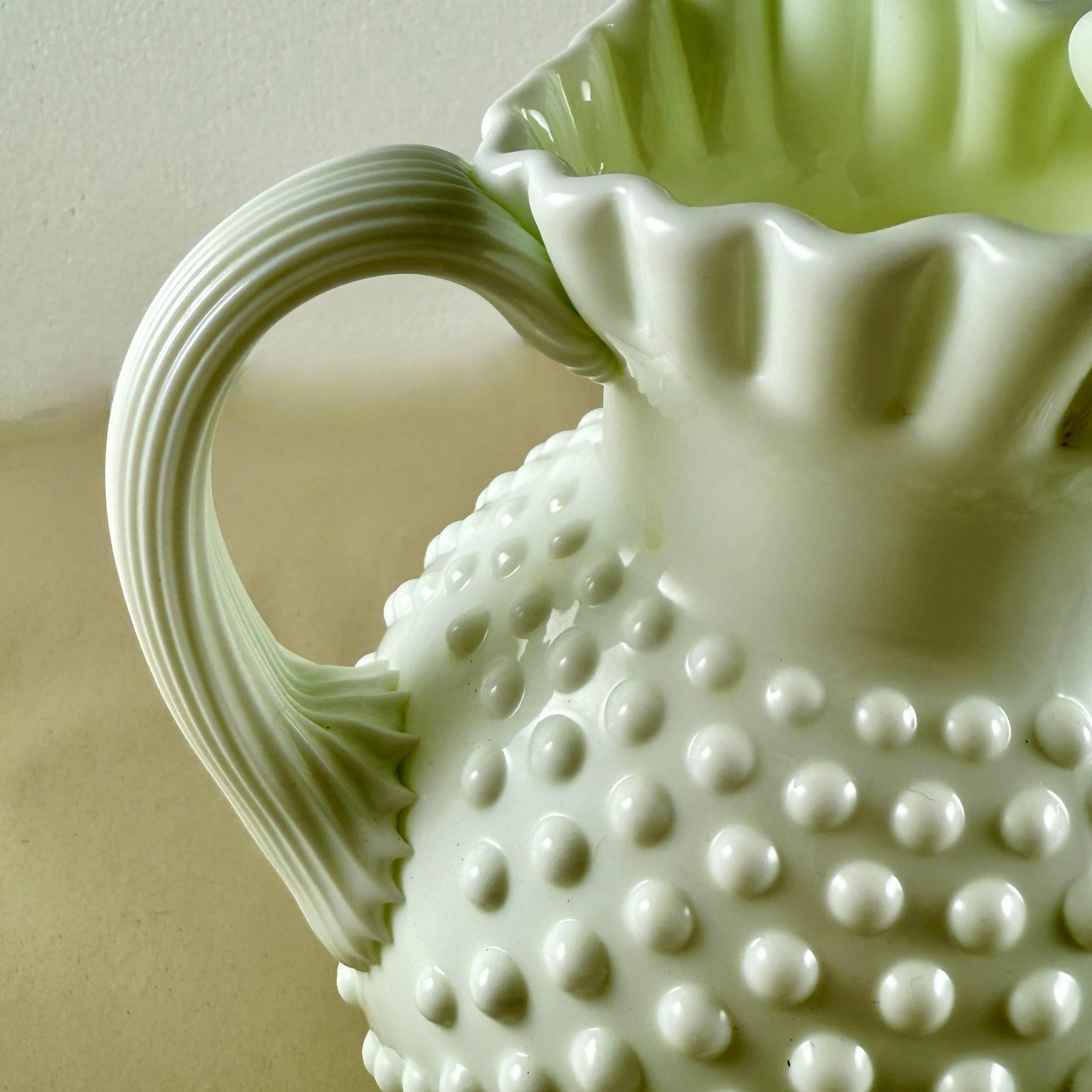 Americano Fenton Grande brocca a chiocciola in vetro lattiero-caseario con labbro per il ghiaccio in vendita