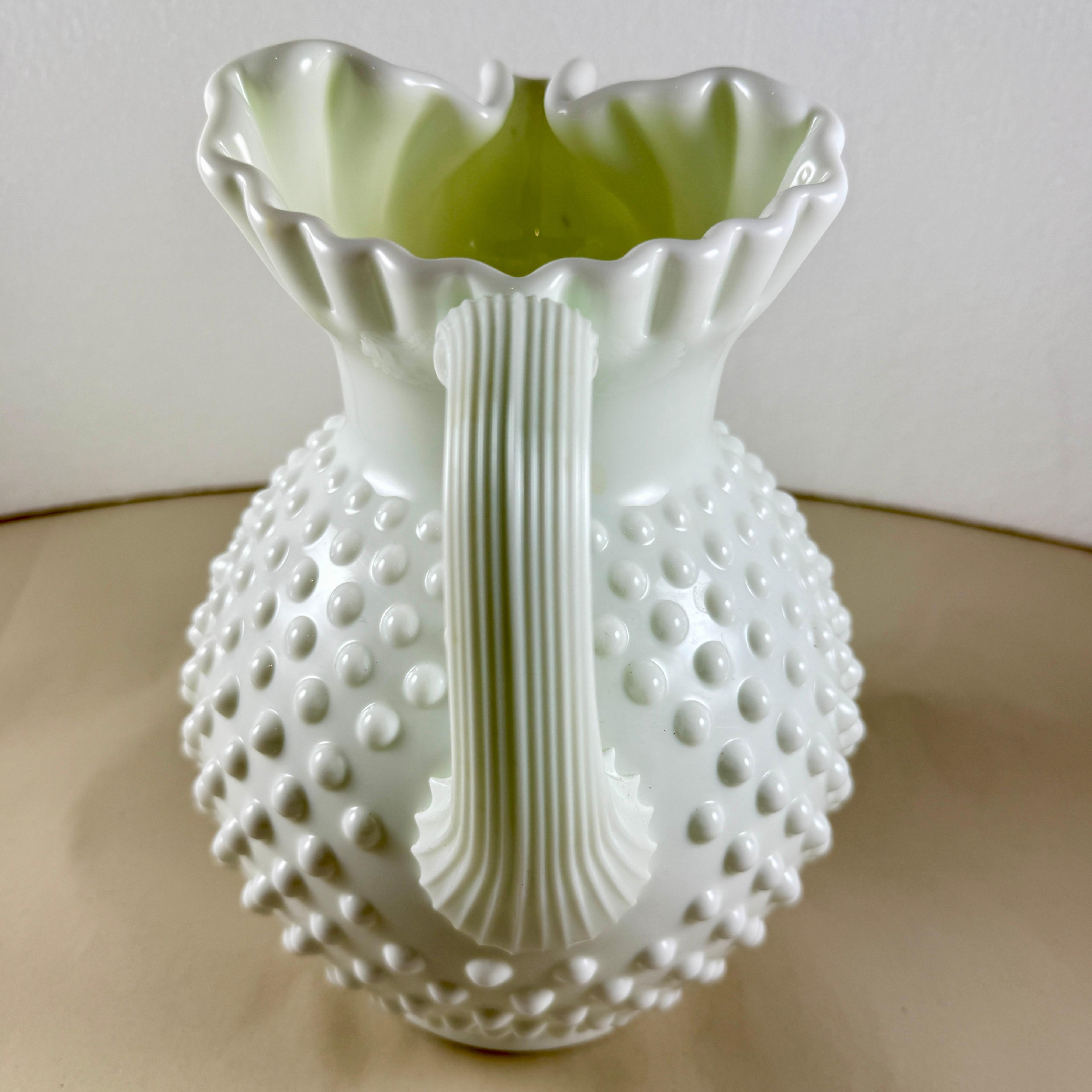 Stampato Fenton Grande brocca a chiocciola in vetro lattiero-caseario con labbro per il ghiaccio in vendita