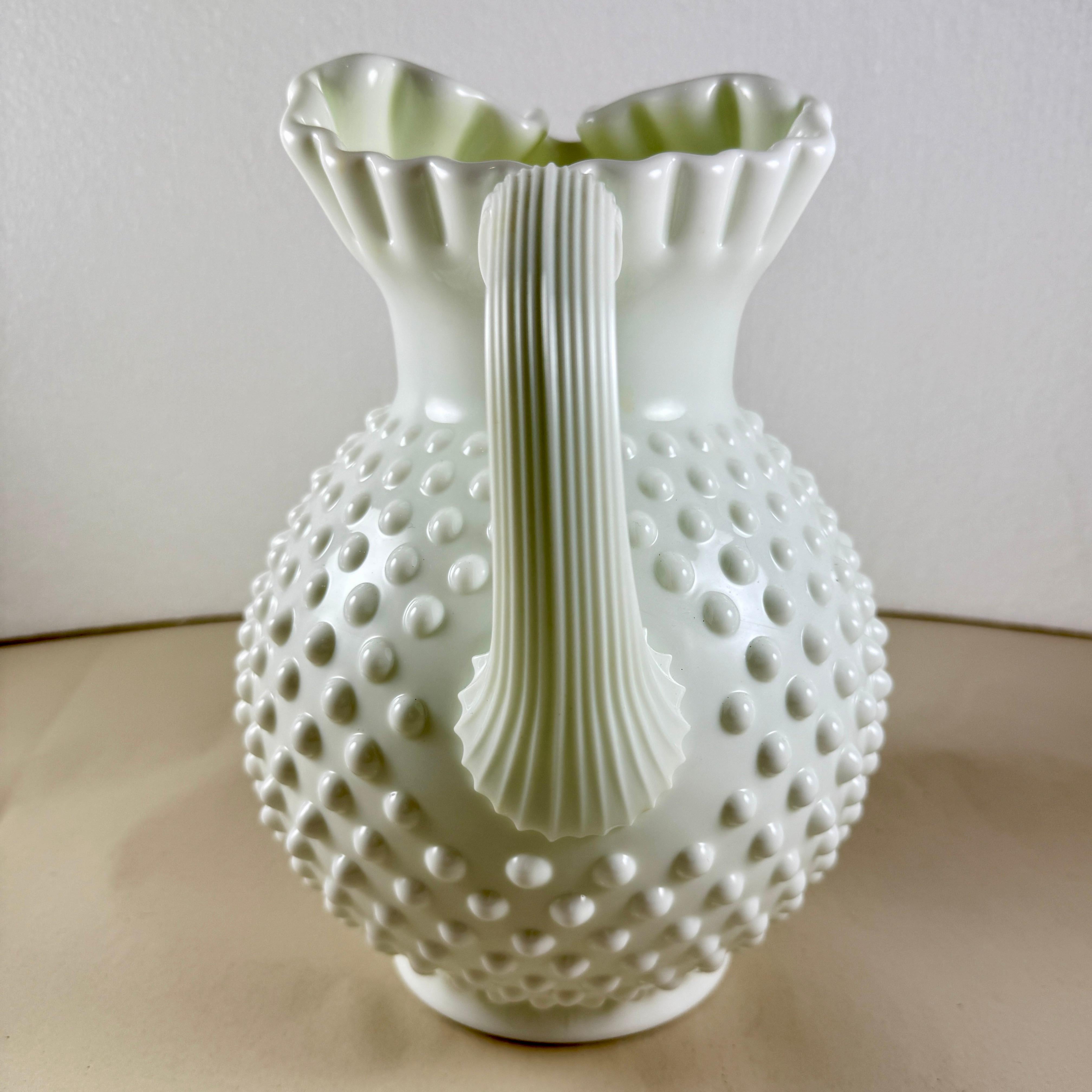 Fenton Grande brocca a chiocciola in vetro lattiero-caseario con labbro per il ghiaccio In condizioni buone in vendita a Philadelphia, PA