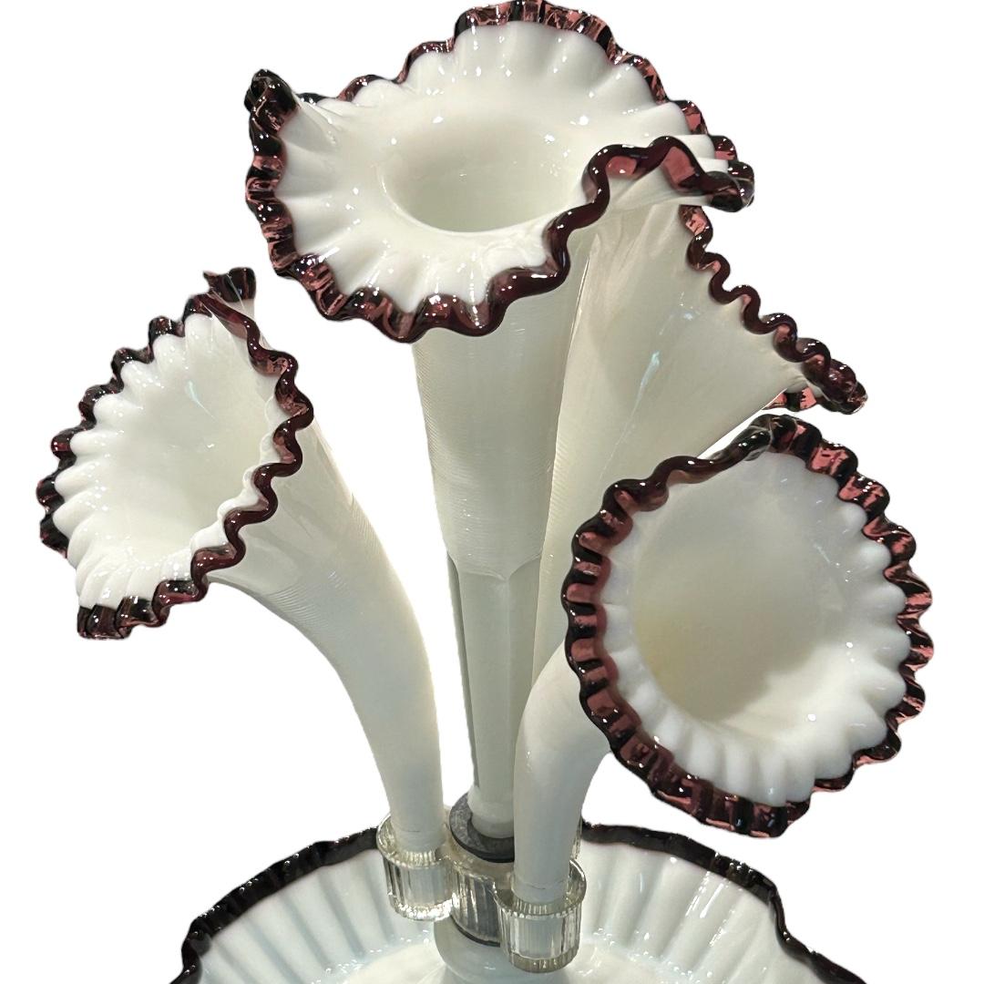 Fenton Opalisierendes Amethystglas 4 Horn Epergne im Zustand „Gut“ im Angebot in Naples, FL