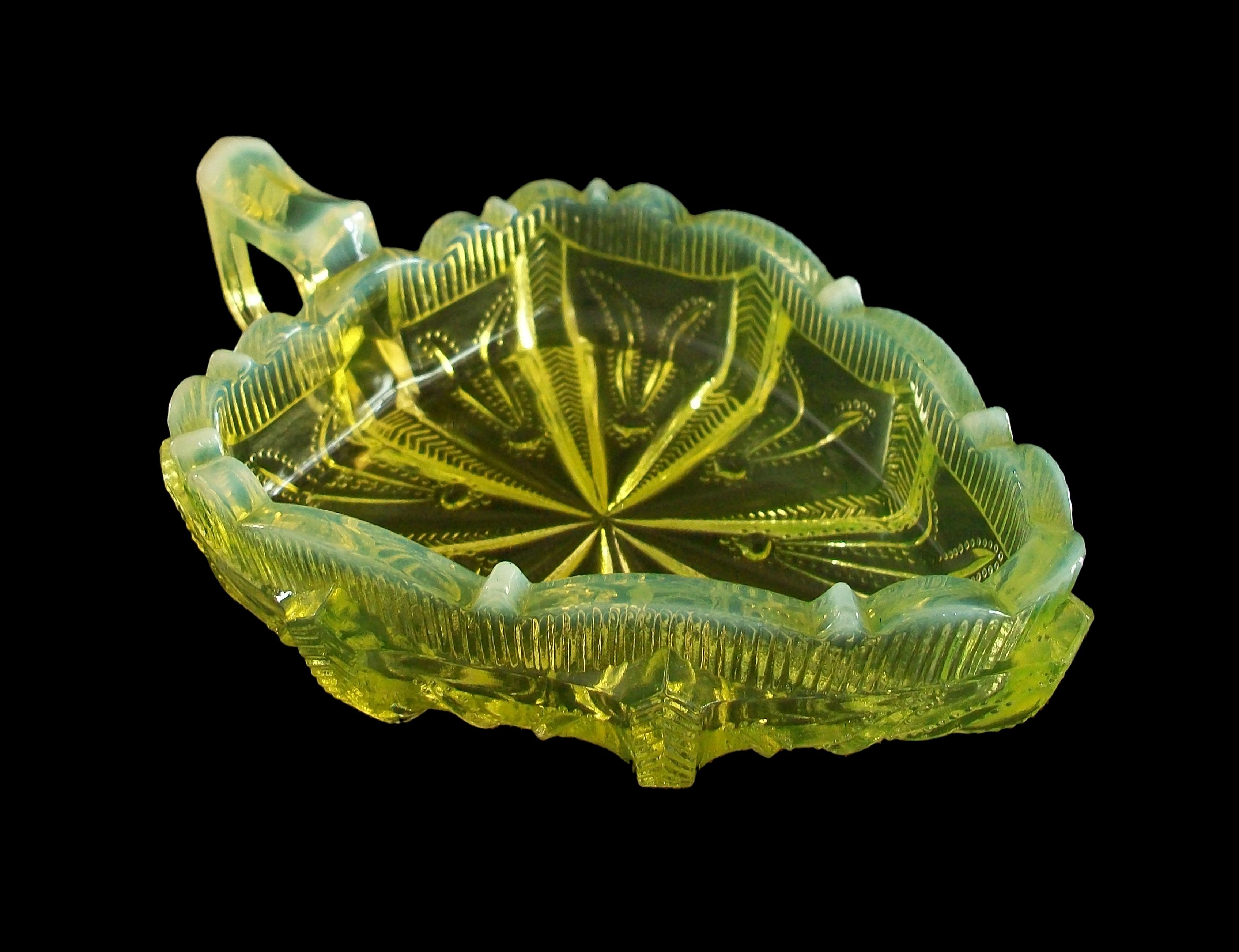 Fenton - Antique American opalescent yellow Vaseline glass cactus leaf relish or pickle dish - unsigned - United States - early 20th century.

Excellent antique condition - no loss - no damage - no cracks - no chips - no restoration - minimal