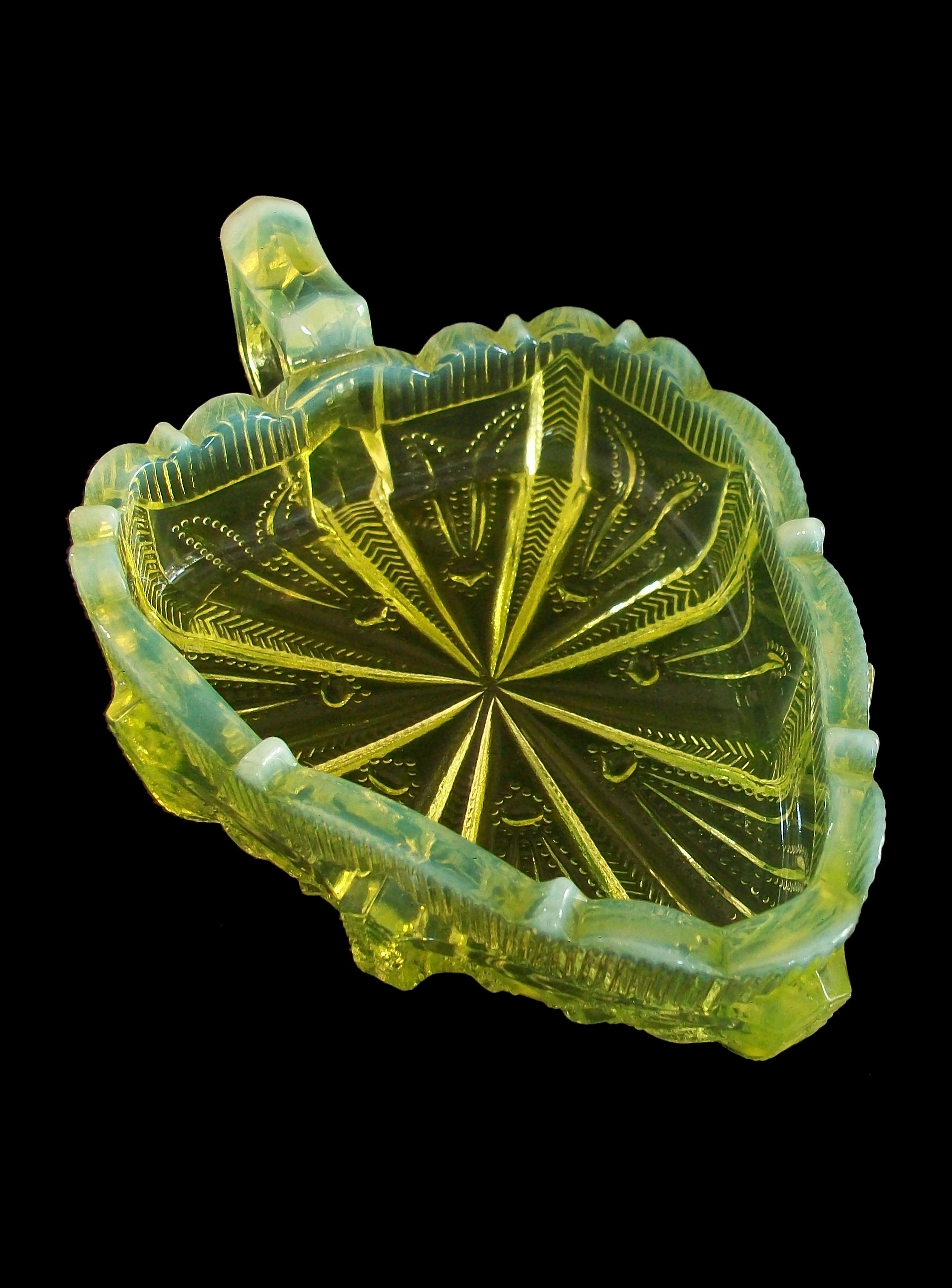 Victorien Fenton, plat à feuilles de cactus en verre vaseline jaune opalescent, États-Unis, XXe siècle en vente