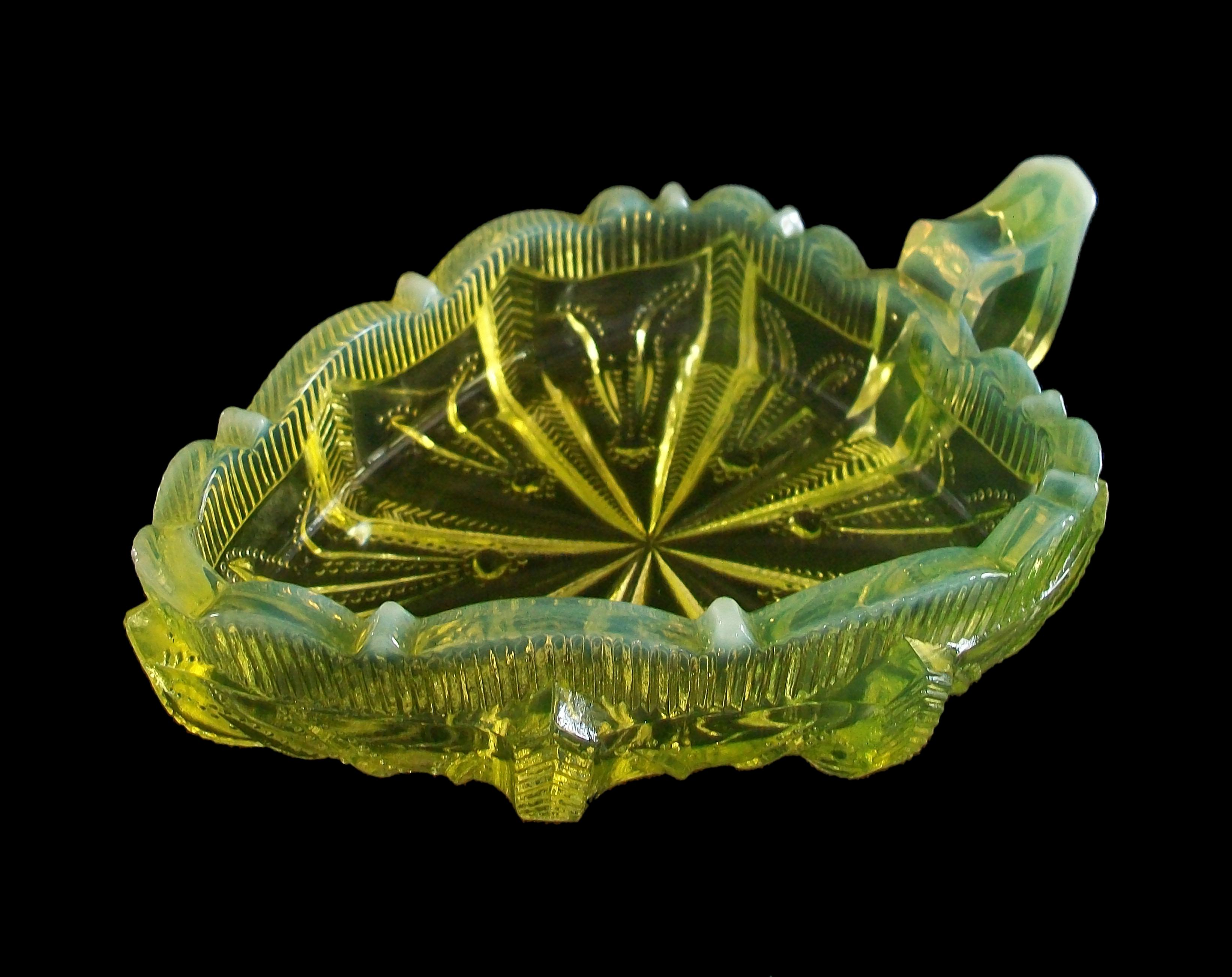 Américain Fenton, plat à feuilles de cactus en verre vaseline jaune opalescent, États-Unis, XXe siècle en vente