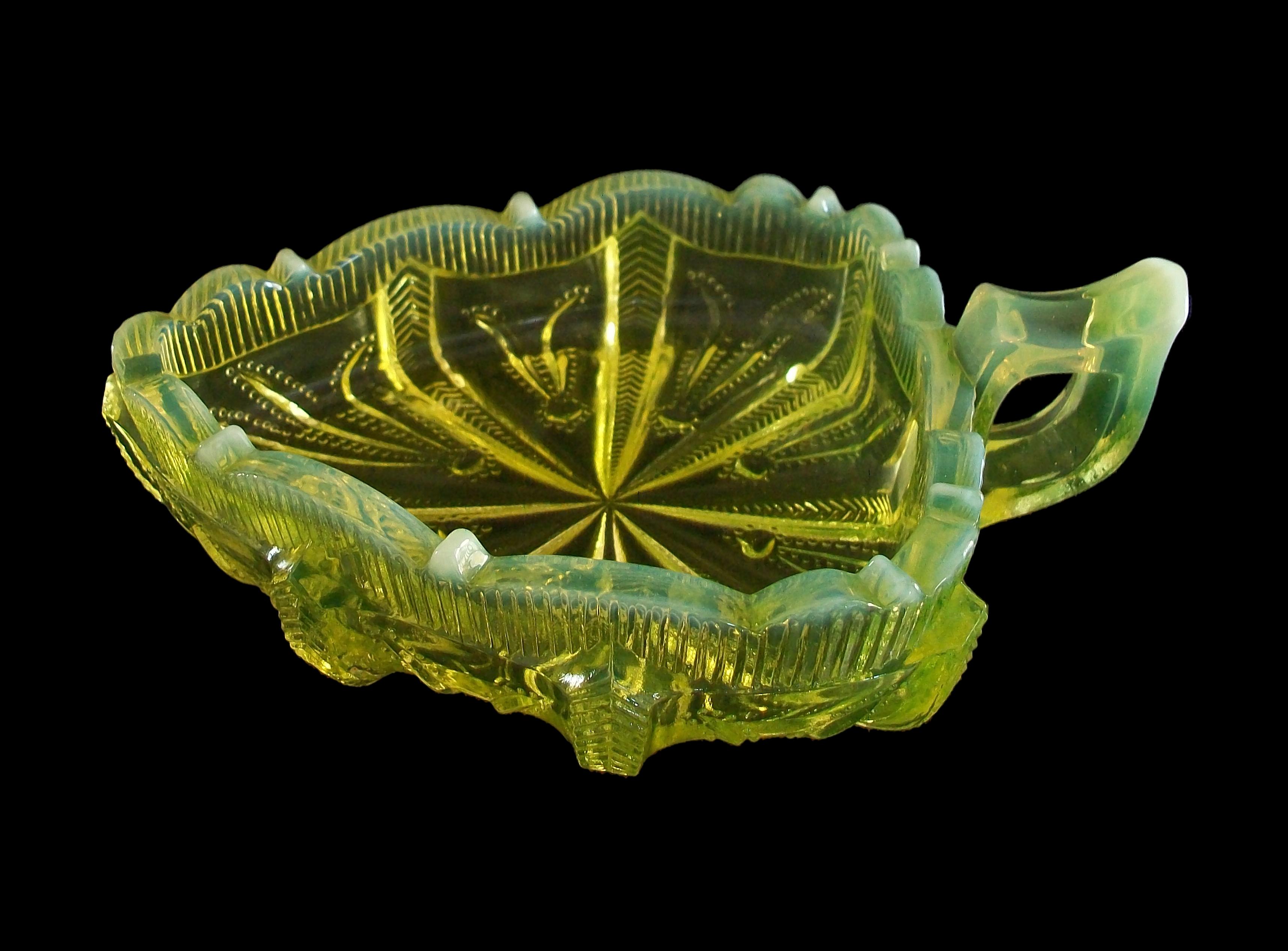 Fenton, plat à feuilles de cactus en verre vaseline jaune opalescent, États-Unis, XXe siècle Bon état - En vente à Chatham, ON