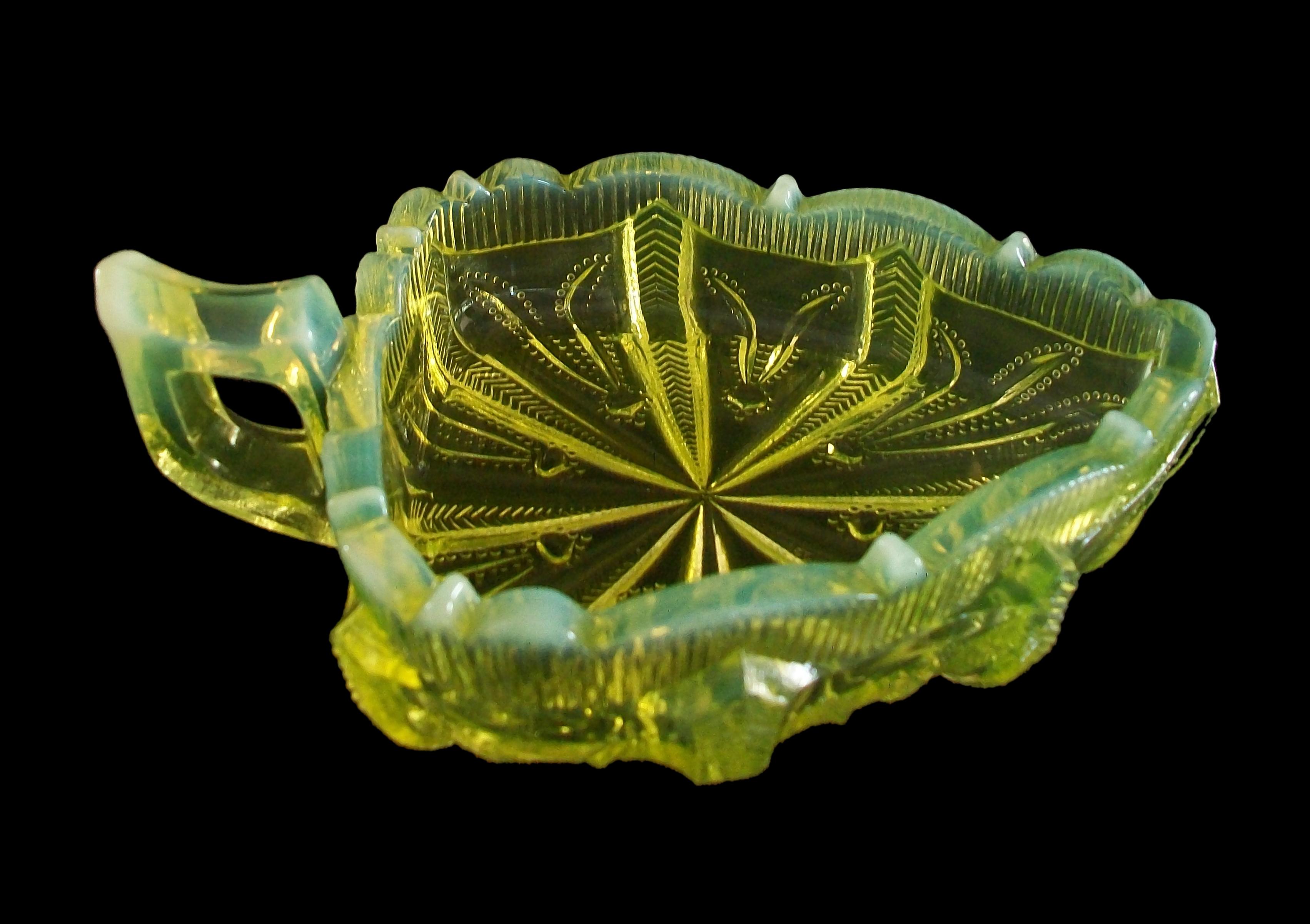 20ième siècle Fenton, plat à feuilles de cactus en verre vaseline jaune opalescent, États-Unis, XXe siècle en vente