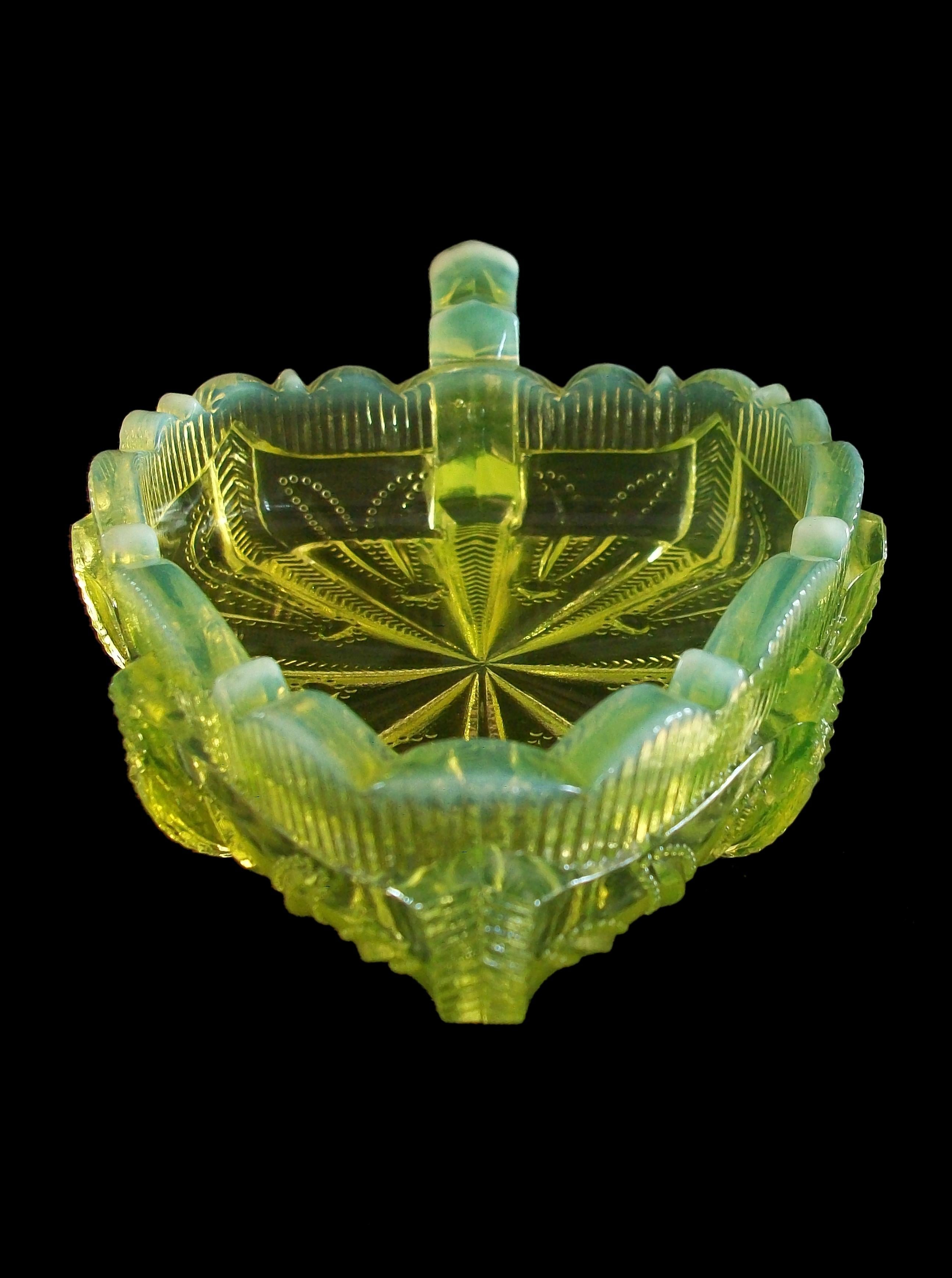 Verre Fenton, plat à feuilles de cactus en verre vaseline jaune opalescent, États-Unis, XXe siècle en vente