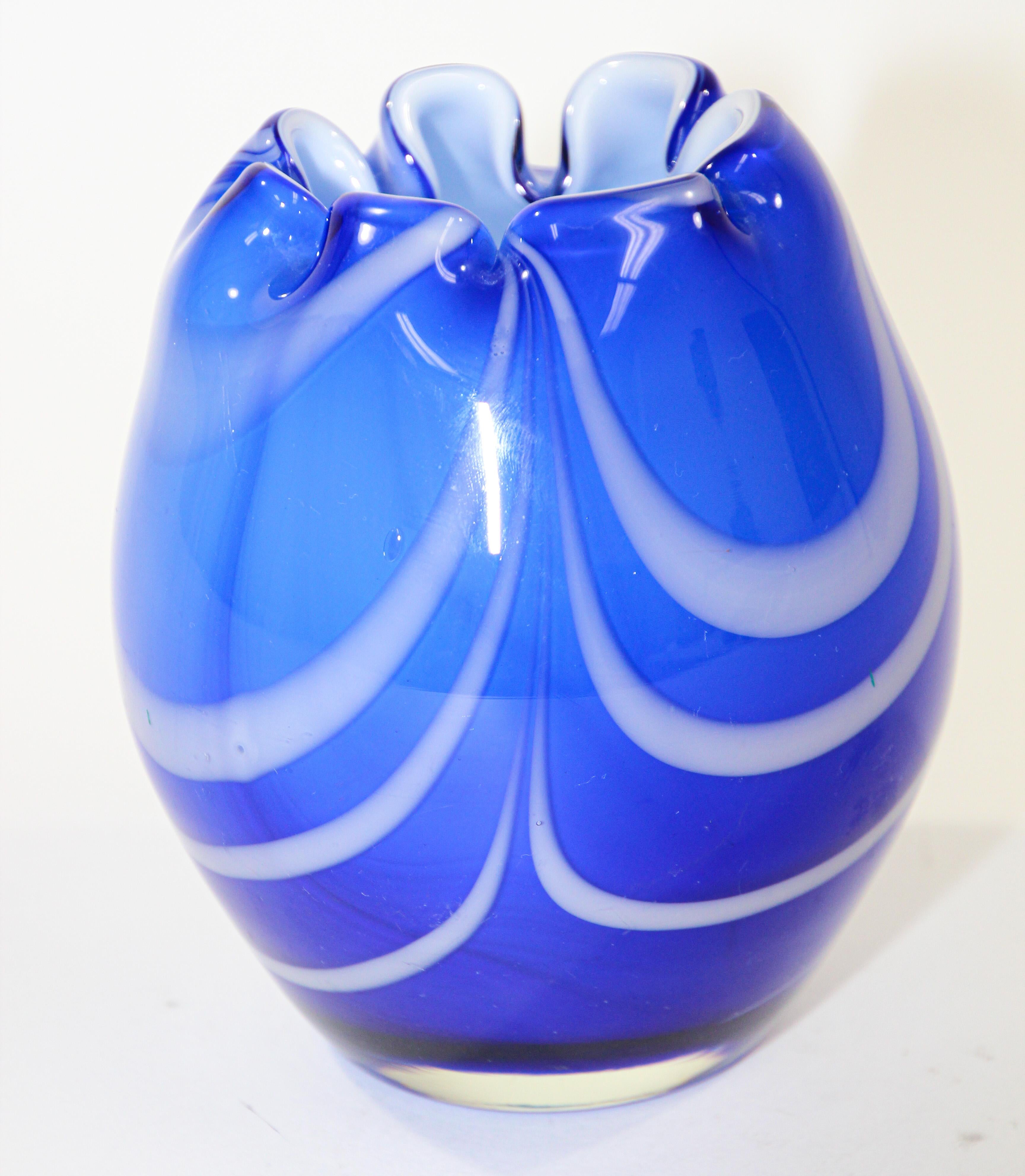 Hand blown Studio Art Glass vase in cobalt blue with white feathered design.
Vintage Fenton Dave FETTY Hand blown Studio Art Glass Collectible Vase.
Very nice vase vibrant cobalt blue and white pulled feather design.
Truly stunning collectible