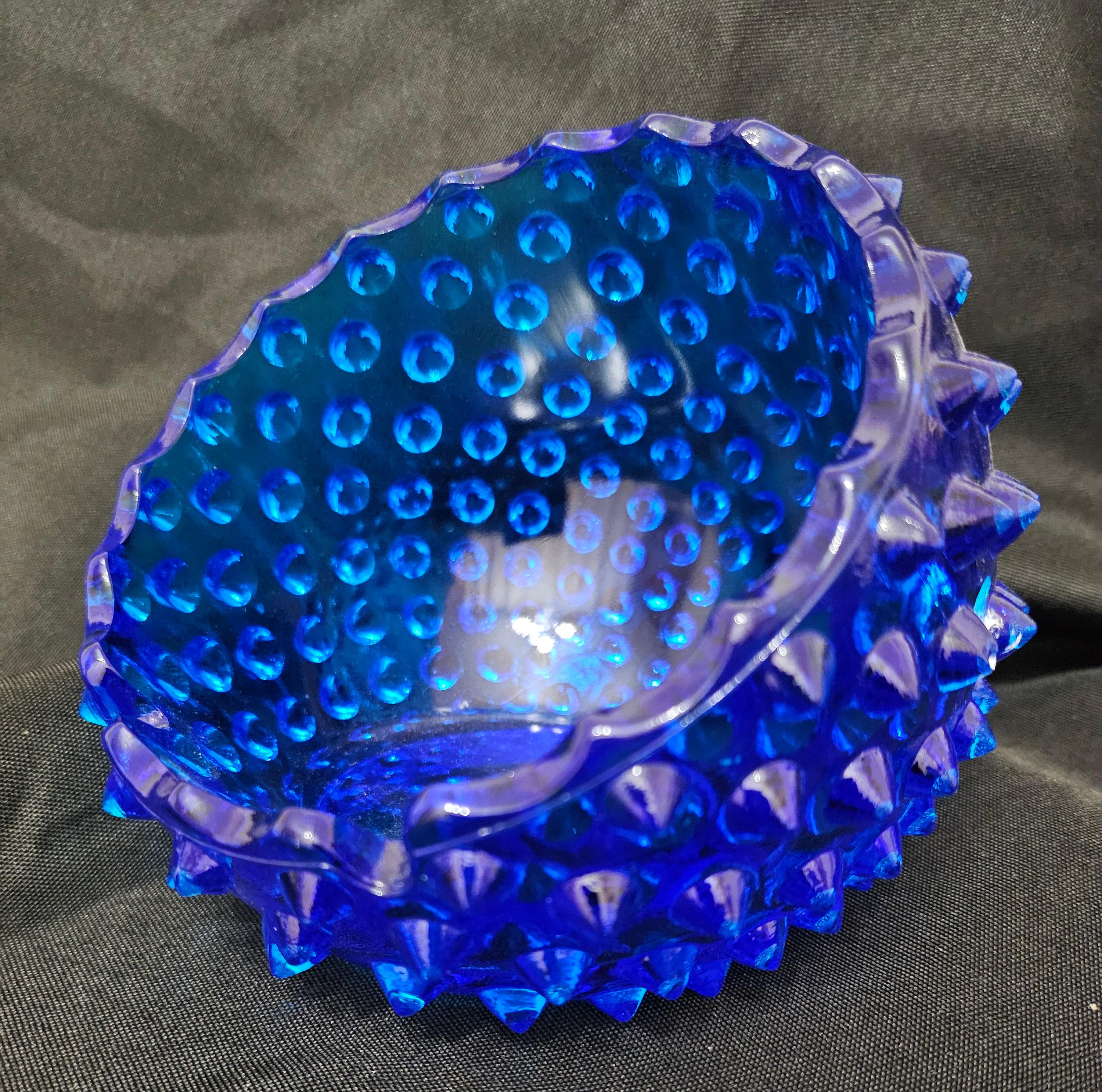 OFERTA DE CIERRE Fenton Royal Blue Hobnail Orb, Cenicero / Cuenco / Vasija en forma de bola 
*****AVISO: NUESTRA TIENDA 1ST DIBS CIERRA A FINALES DE MAYO*****
Esta asombrosa pieza hobnail de color azul cobalto, diseñada originalmente para ser un