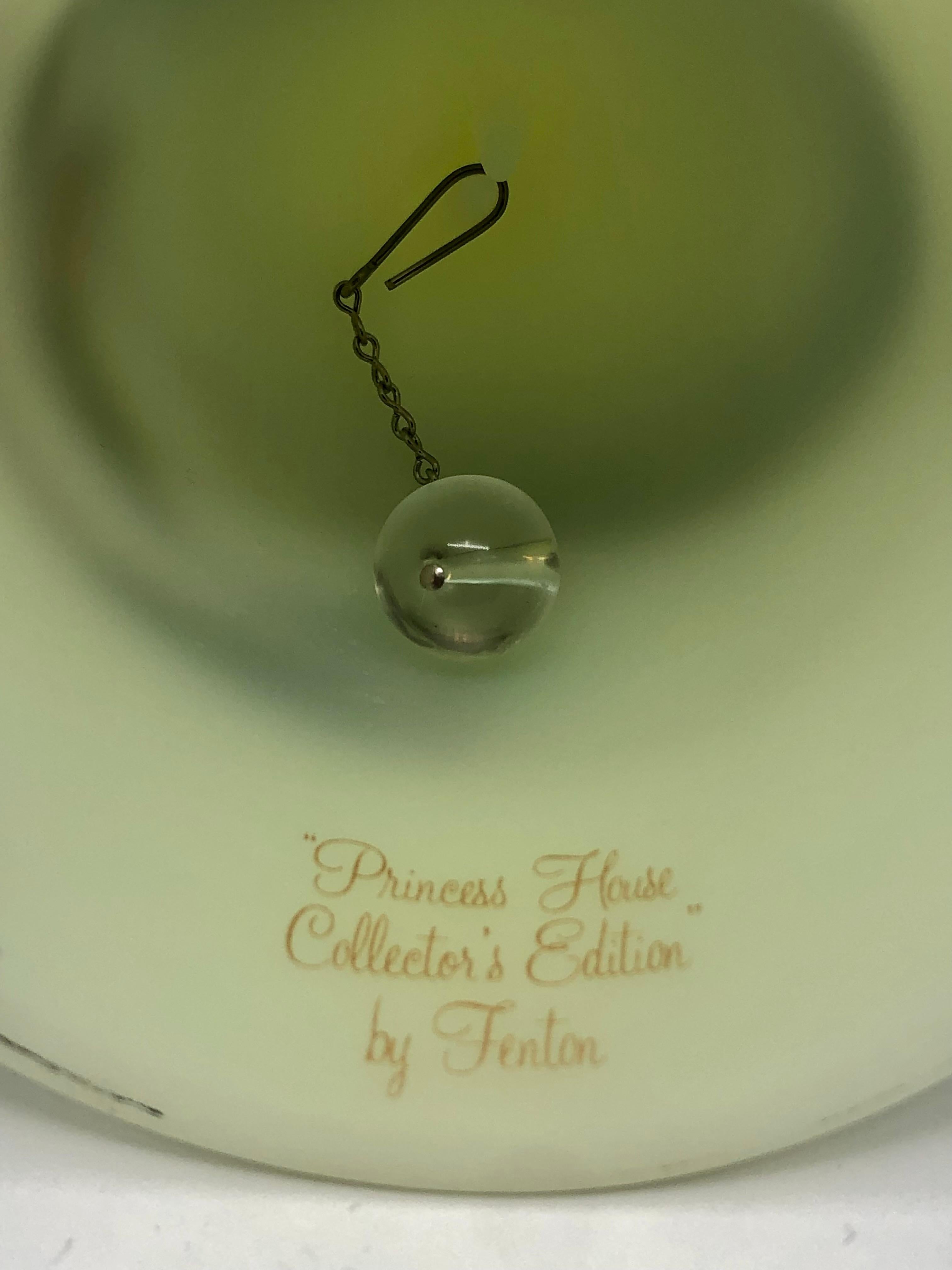 Fin du 20e siècle Bell Fenton Vaseline Custard Glass avec scène d'hiver peinte à la main  en vente