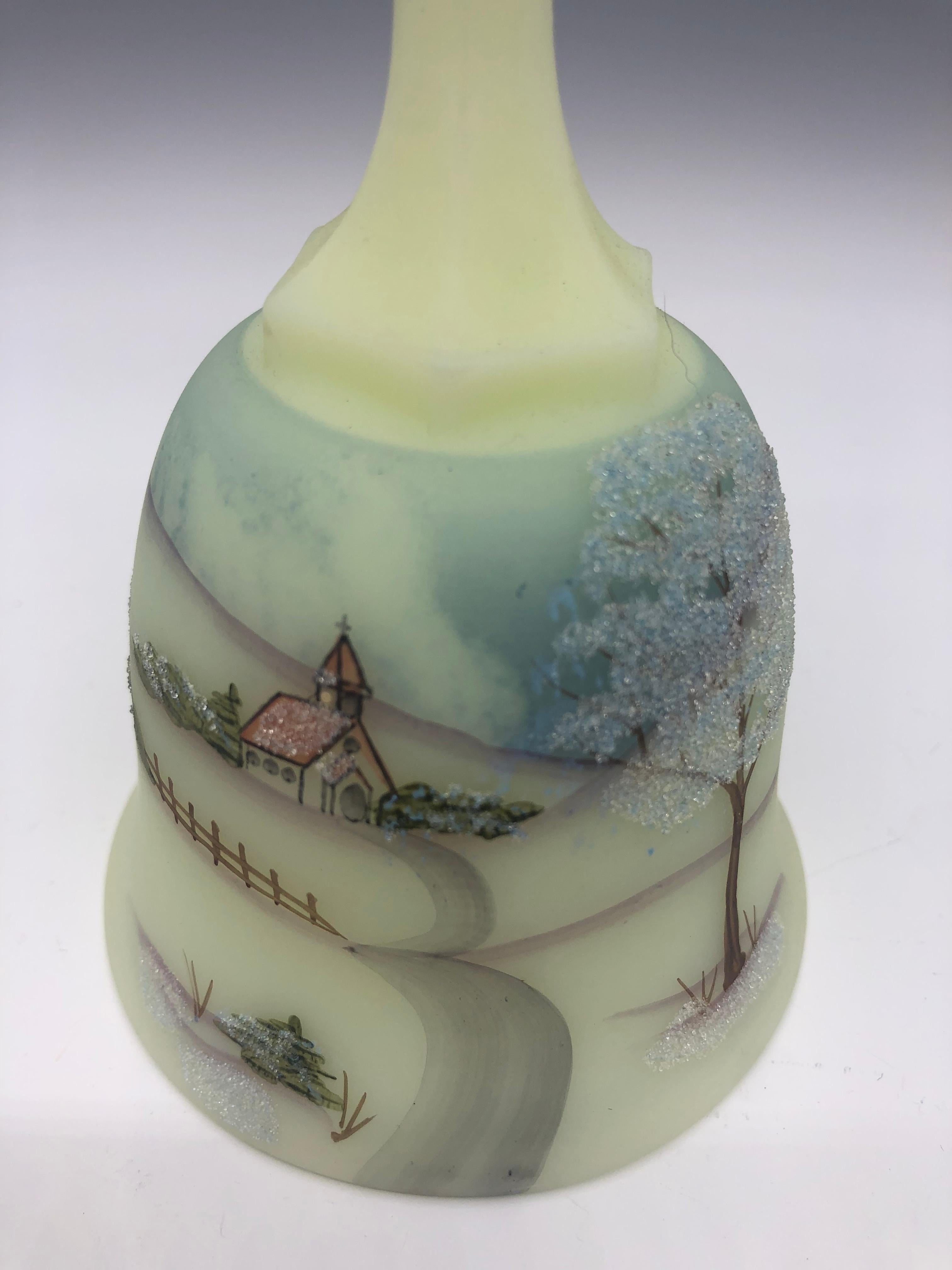 Verre Bell Fenton Vaseline Custard Glass avec scène d'hiver peinte à la main  en vente