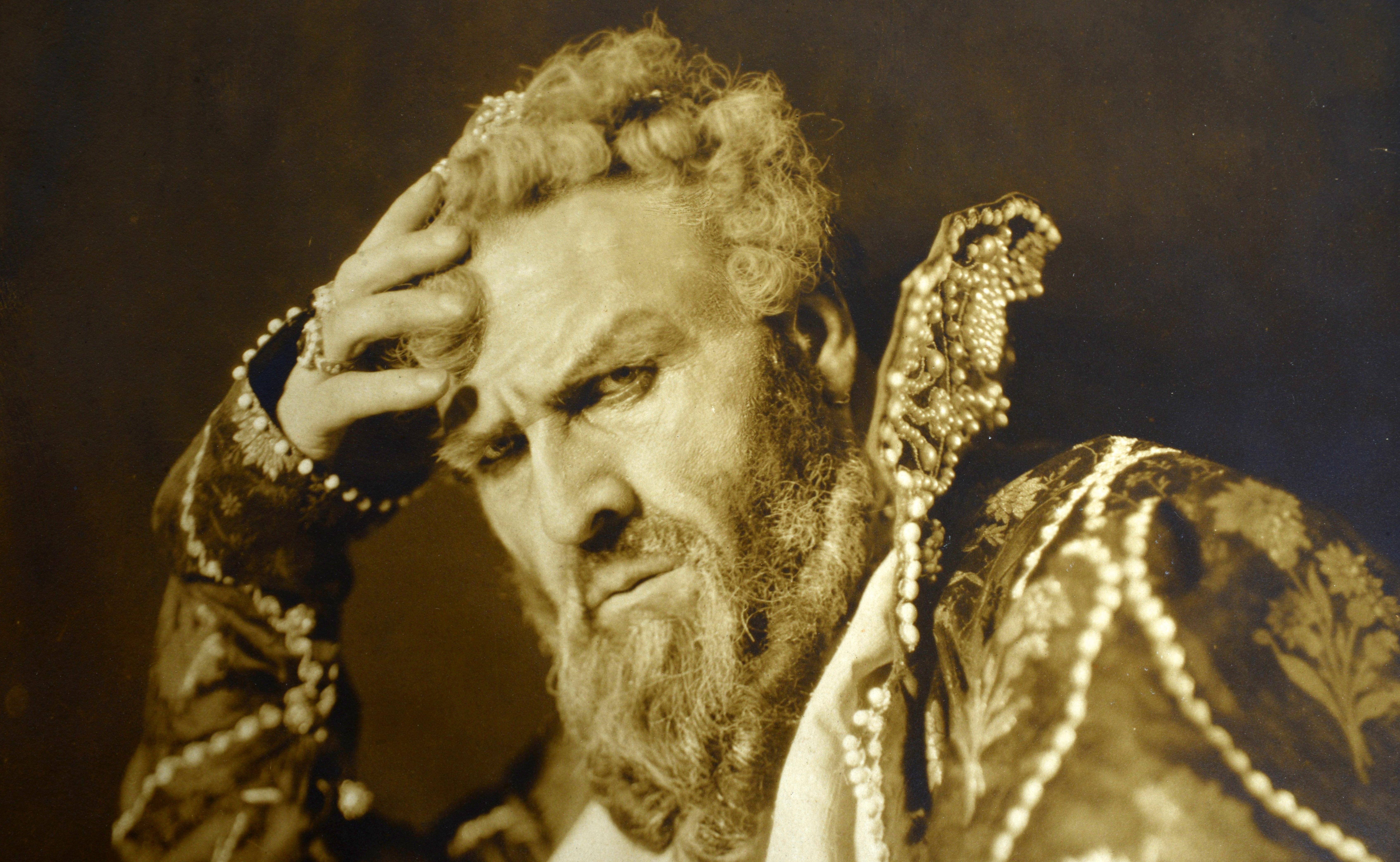 Feodor Ivanovich Chaliapin vers 1925, dans l'opéra Boris Godounov. La photo est de Herman Mishkin (mars 1870 - 6 février 1948), un photographe russo-américain de Manhattan, New York City. Il s'est spécialisé dans la photographie de chanteurs