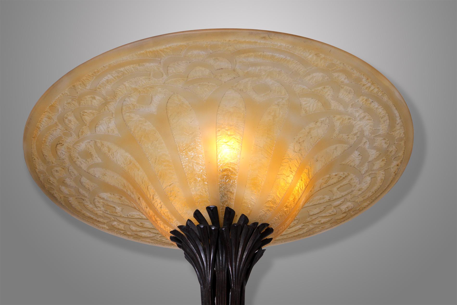 Art déco Torchères Fer Forge de Raymond Sube avec abat-jour en verre d'art Daum en vente