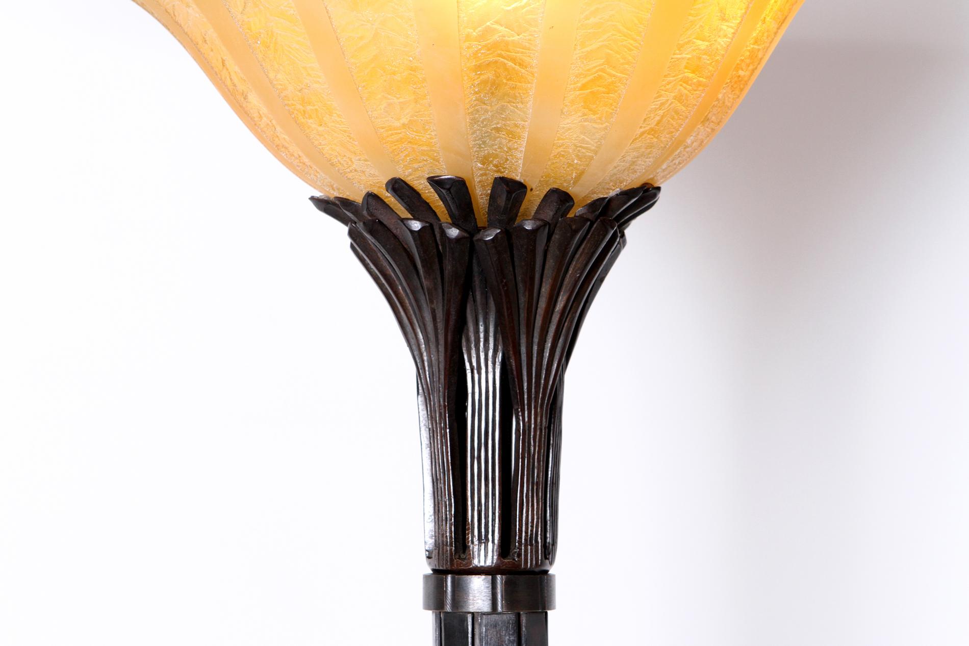 Torchères Fer Forge de Raymond Sube avec abat-jour en verre d'art Daum Excellent état - En vente à SAINT-OUEN-SUR-SEINE, FR