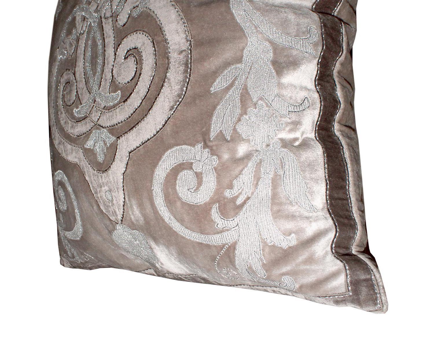 Fer Forge velvet throw pillow by Zuber

Embroidery and appliqué on velvet

Dark background and light pattern

Measures: 21