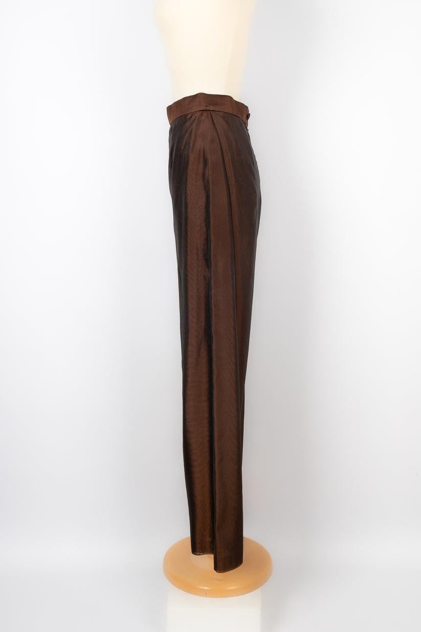 Louis Feraud - Brown silk Organdie pants. No size nor composition label, it fits a 36FR.

Additional information:
Condition: Very good condition
Dimensions: Waist: 31 cm - Length: 96 cm

Seller Reference: FJ107