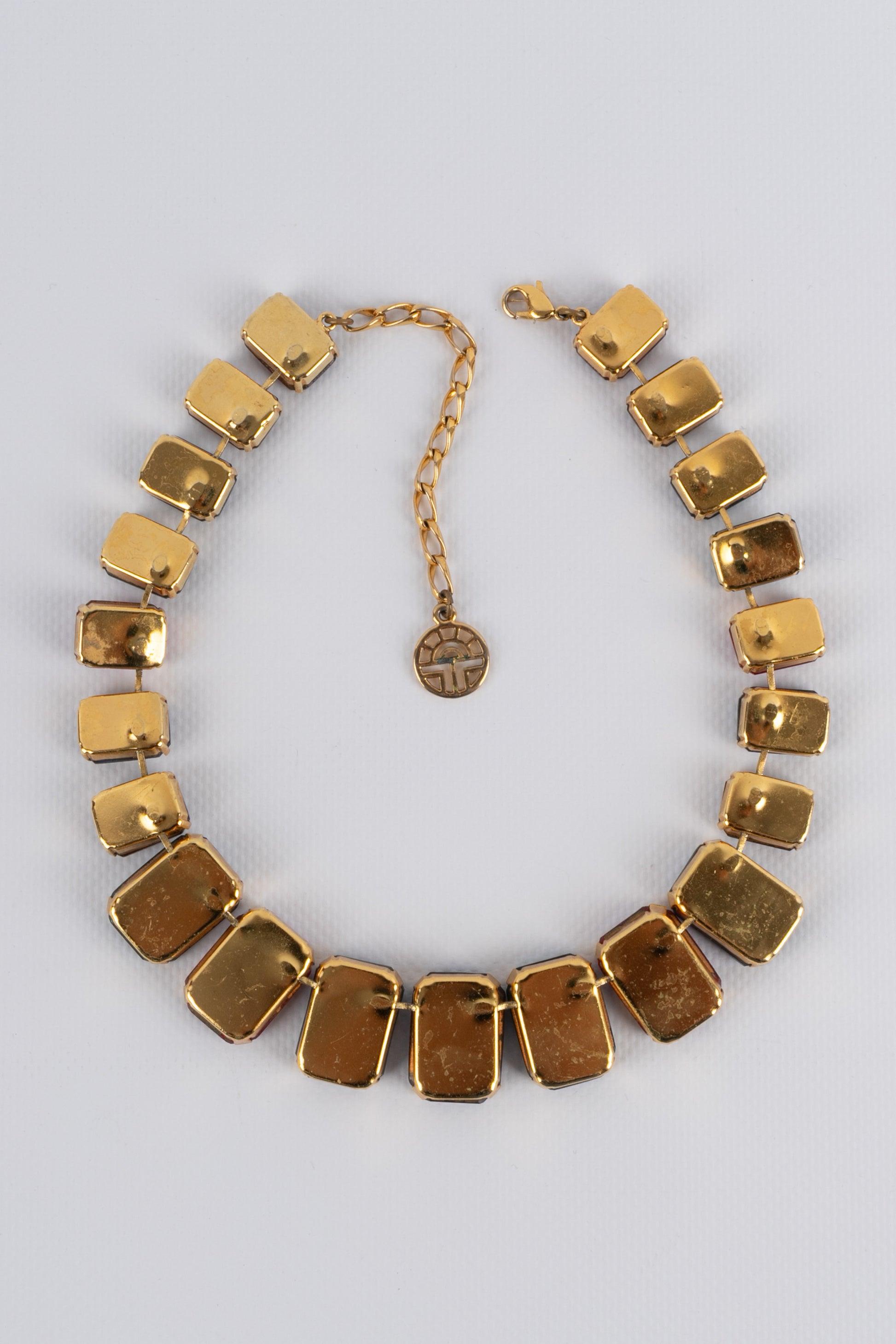 Feraud - Golden metal necklace ornamented with multicolored rhinestones.

Additional information:
Condition: Very good condition
Dimensions: Length: from 40 cm to 48 cm

Seller Reference: BC128