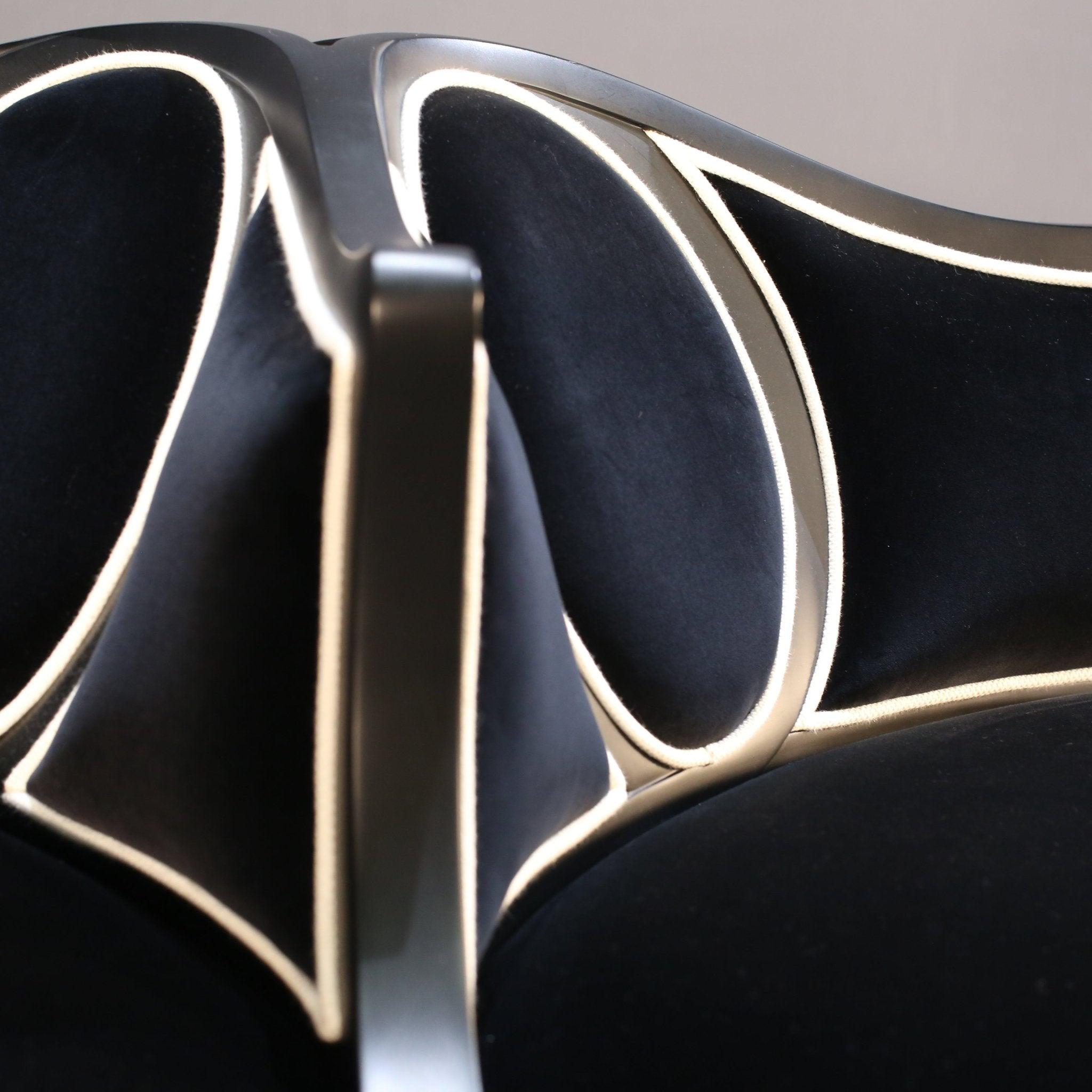 Féraud Round Chaise by Christopher Guy In Good Condition In Basildon, London