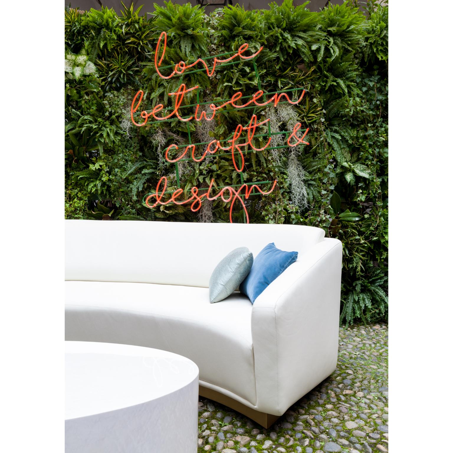 Canapé Ferdinand 350 de Munna
Dimensions : D 185 x L 350 x H 80 cm. SH : 41 cm.
MATERIAL : Bois, mousse, laiton et tissu d'ameublement.
Finition : Velours de coton et laiton brossé.

Disponible dans tous les tissus Munna, à l'exception de la soie