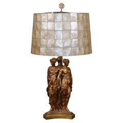 Ferdinand Barbedienne 3 Graces Lampada da tavolo in bronzo e piombo con paralume in conchiglia Capiz