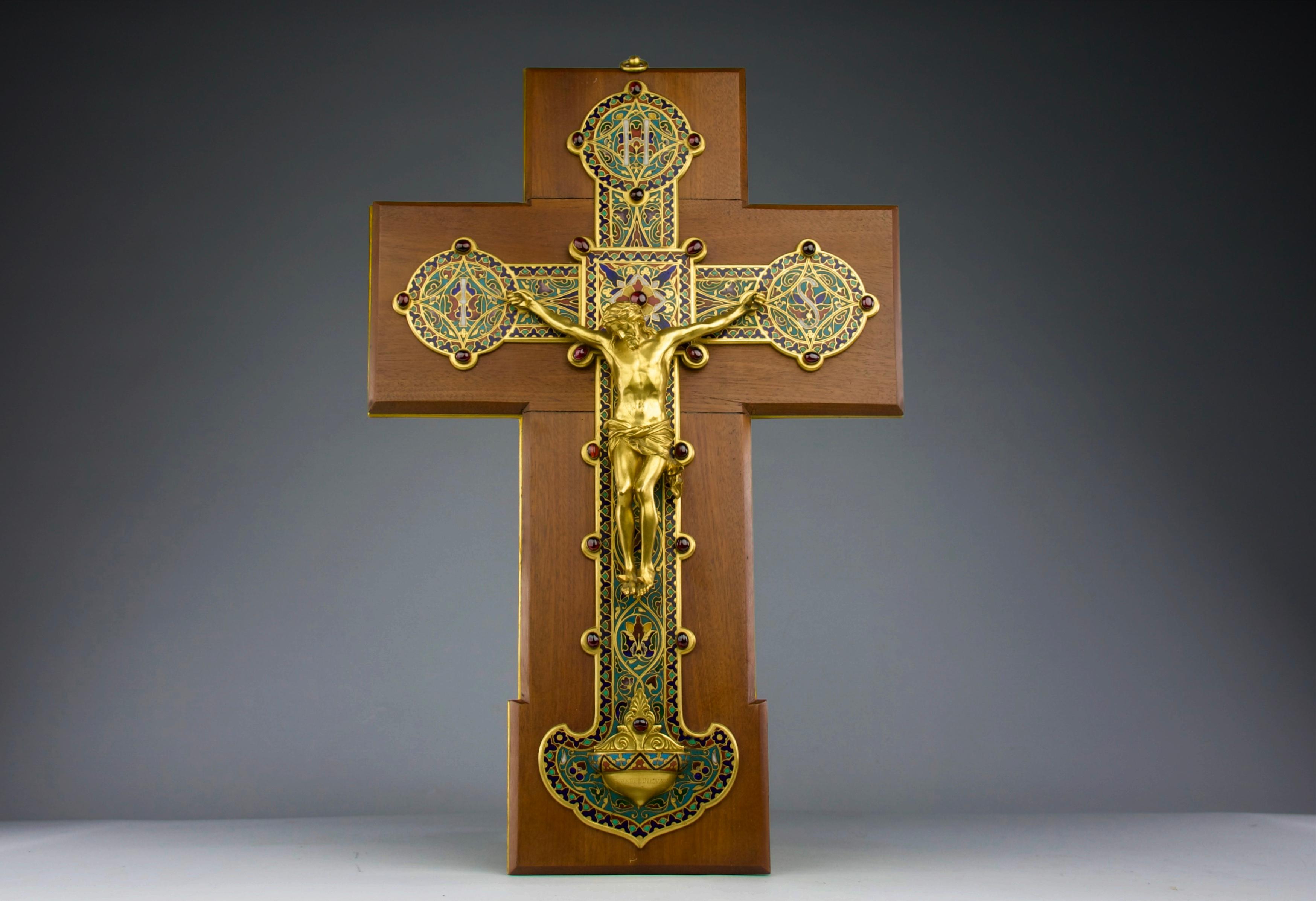 Magnificent antique crucifix representation of Christ on the cross in cloisonné arabesque shaped enamel and gilt bronze by the Ferdinand Barbedienne foundry. On a wood backdrop and a gilt bronze back. Signed F. Barbedienne. France 19th century.

In
