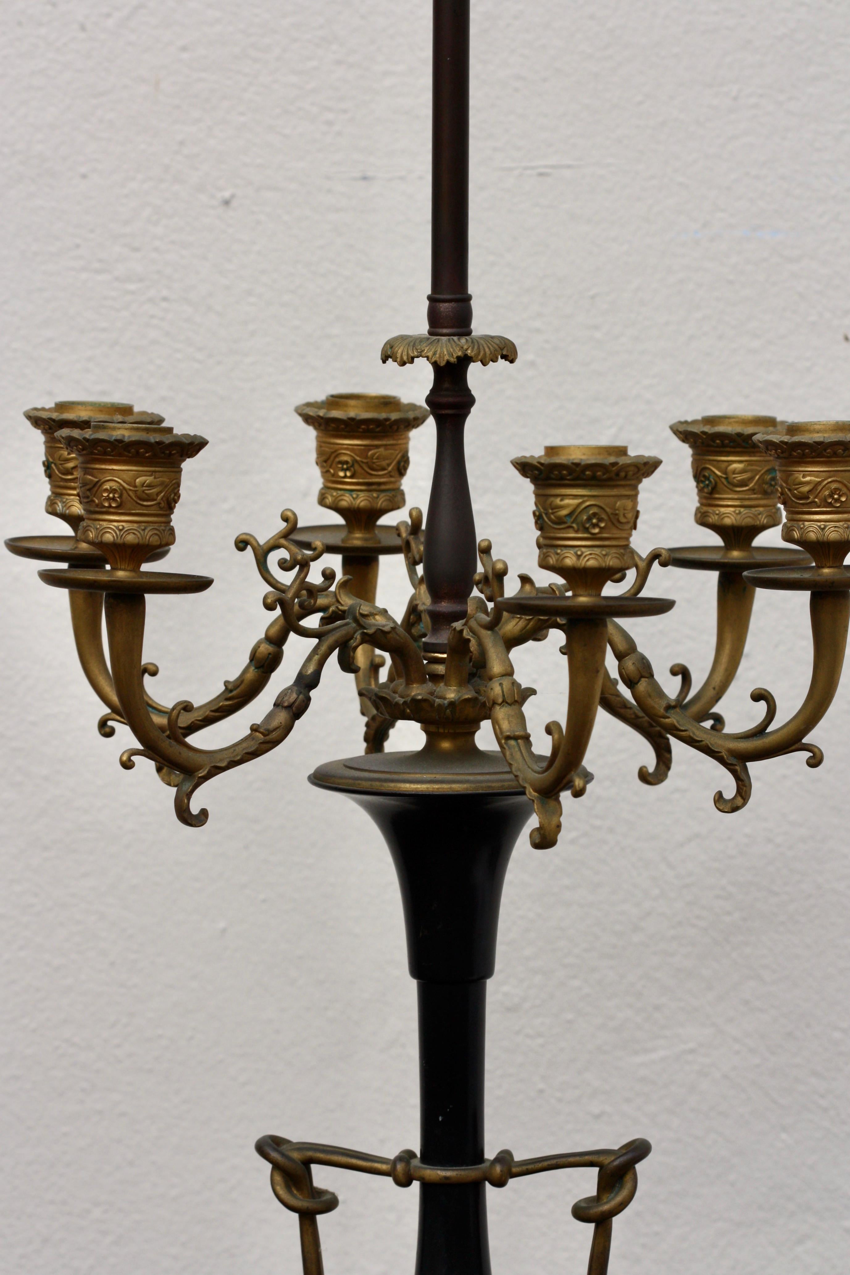Ferdinand Barbedienne
1810-1892
Candelabro neogreco a sei luci in bronzo dorato e patinato, ora equipaggiato con l'elettricità, Francia, ultimo quarto del XIX secolo, su disegno di Ferdinand Barbedienne, anfora con iscrizione F. BARBEDIENNE