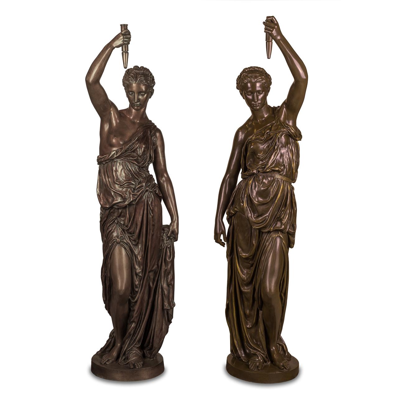 Ein bedeutendes Paar monumentaler, paketvergoldeter und patinierter Bronze-Figurenfackeln