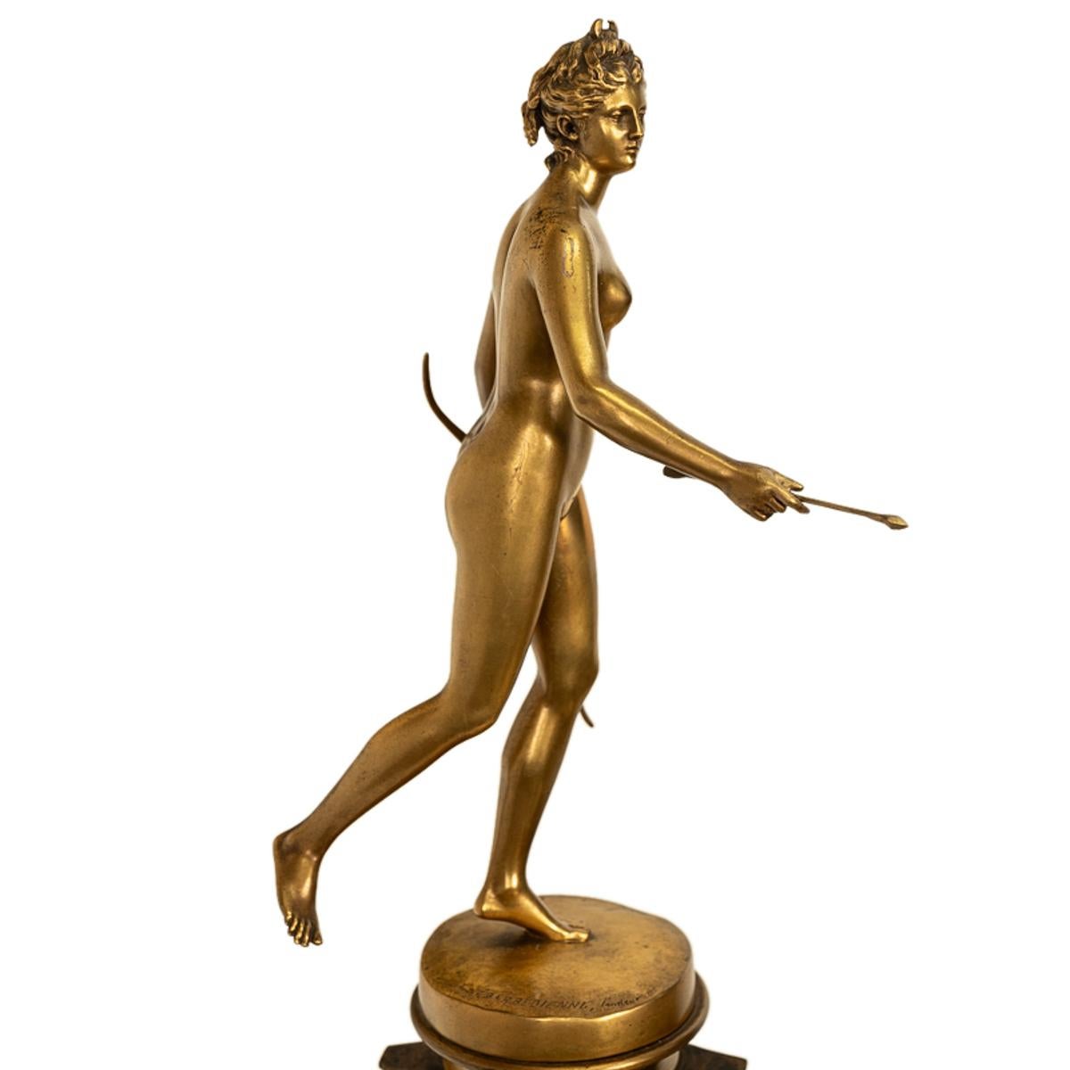 Antike französische Grand Tour-Statue der Jägerin Diana aus vergoldeter Bronze auf der Säule Diana, 1838 im Angebot 11