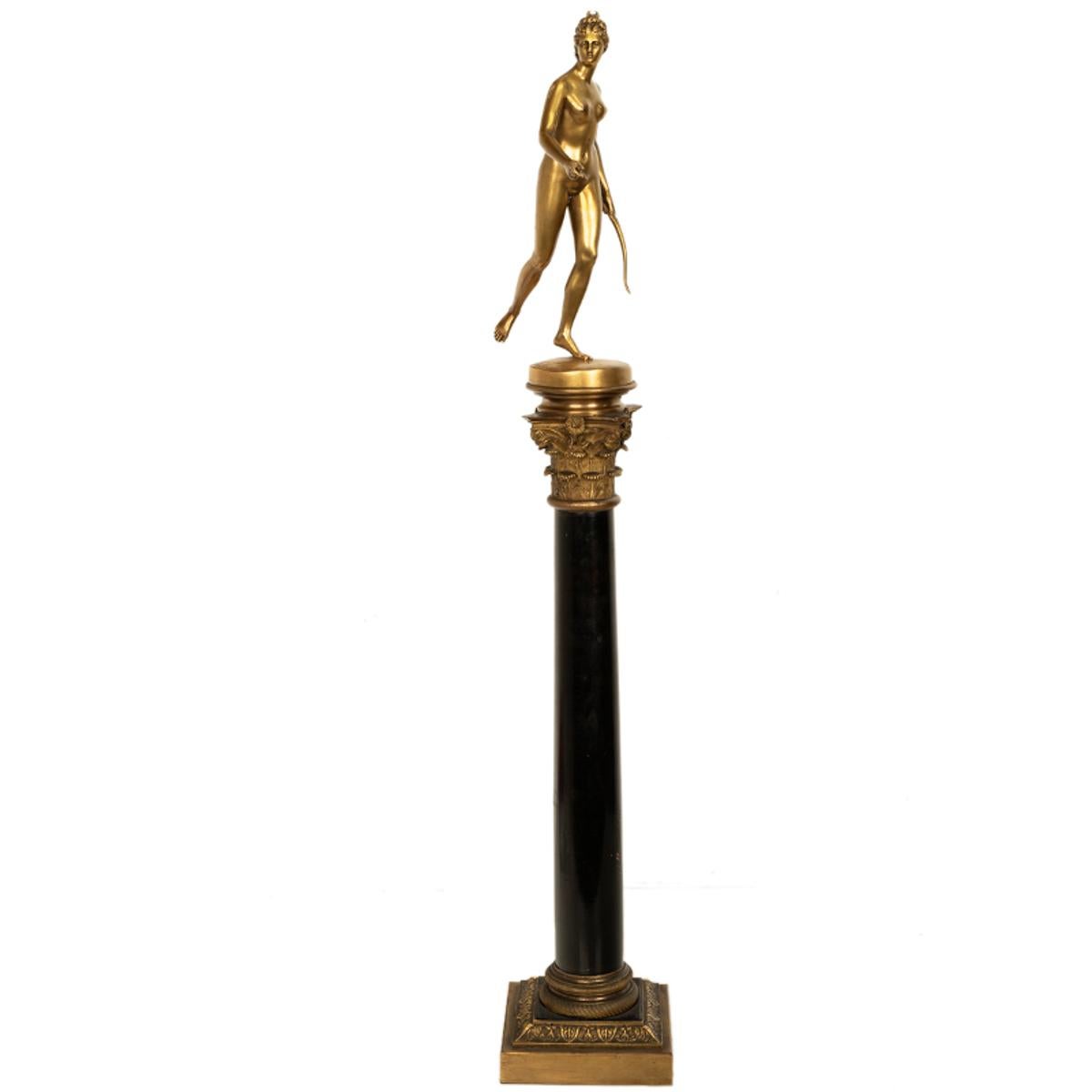 Ancienne statue française du Grand Tour en bronze doré sur colonne Diane la chasseuse 1838 - École française Sculpture par Ferdinand Barbedienne
