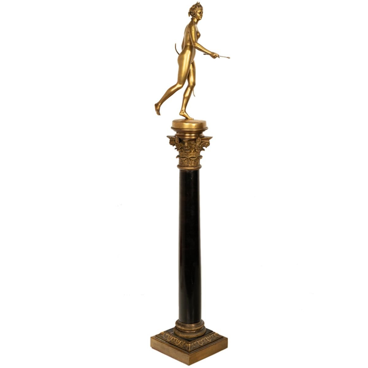 Une belle et grande colonne de Diane en bronze doré sur marbre, coulée par Ferdinand Barbedienne (1810-1892) d'après une statue de Jean Antoine Houdon (1741-1828), le bronze datant d'environ 1838.
Ce bronze néoclassique très élégant représente Diane
