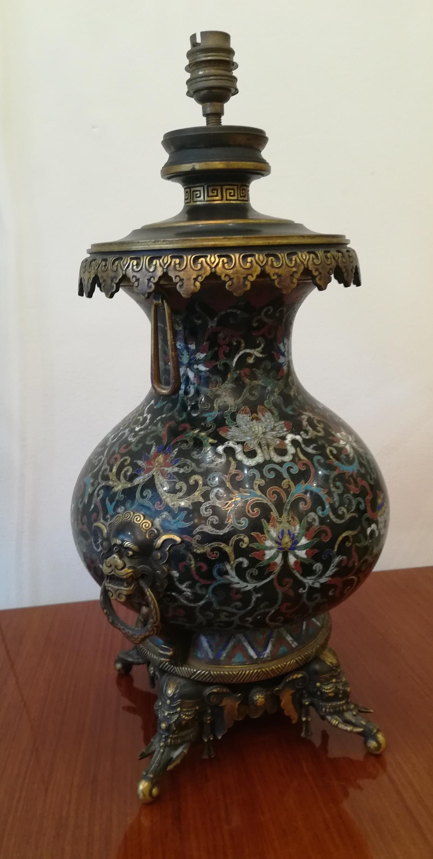 Lampe de forme balustre réalisée à partir d'un vase chinois en émail cloisonné fin XVIIIe-début XIXe siècle, c'est une réalisation française de la prestigieuse maison Barbedienne datant de la fin du XIXe siècle. Le travail, le décor et la sculpture
