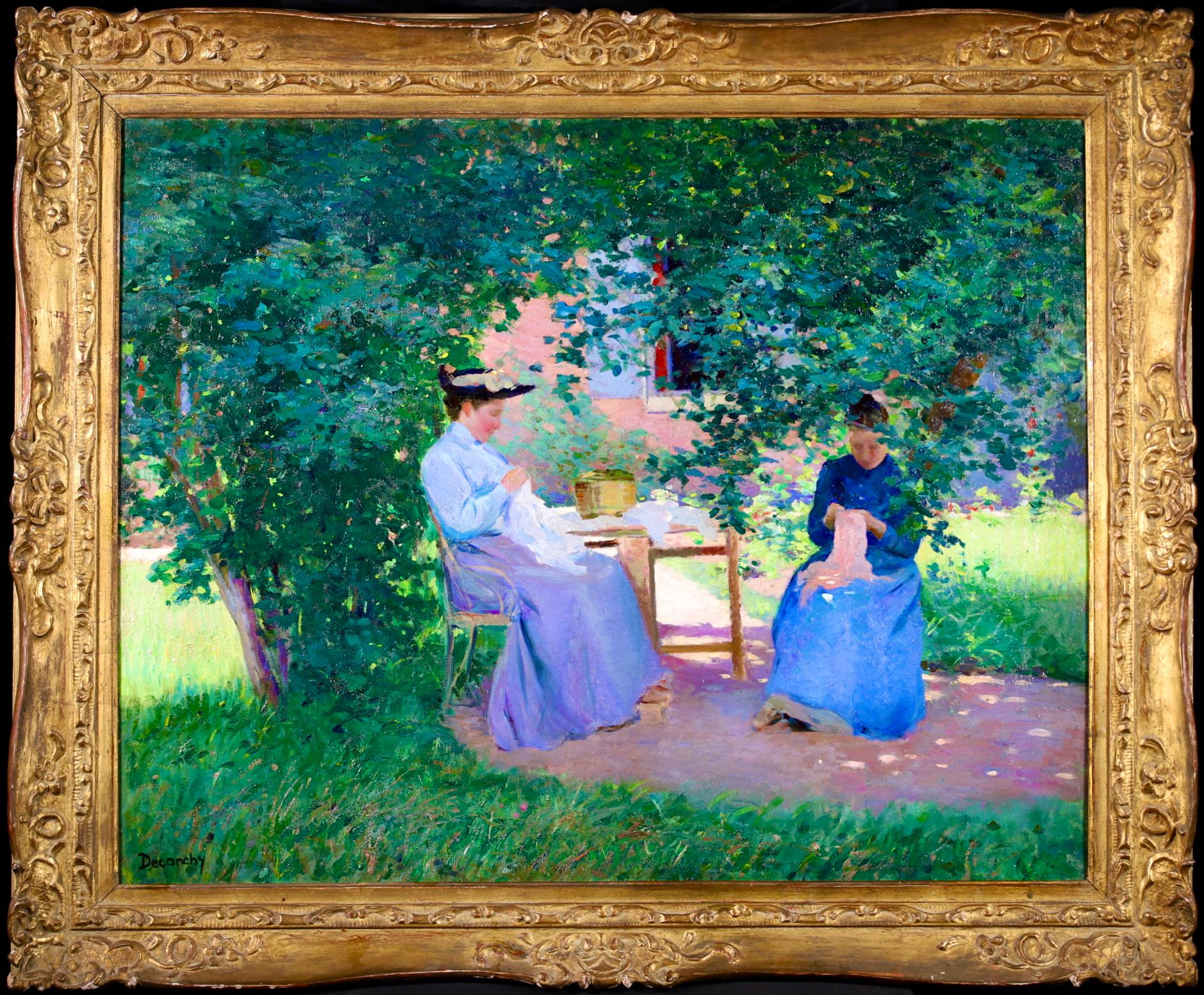 Une superbe huile sur toile de grande taille, datant de 1900, du peintre français Ferdinand Deconchy. L'œuvre représente deux couturières vêtues de blouses et de jupes bleues, assises dans un jardin à l'ombre des arbres, en train de coudre. Deonchy