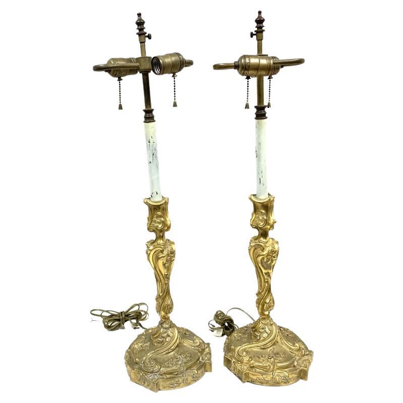 Ferdinand Gervais Paire de bougeoirs en bronze doré montés en lampes