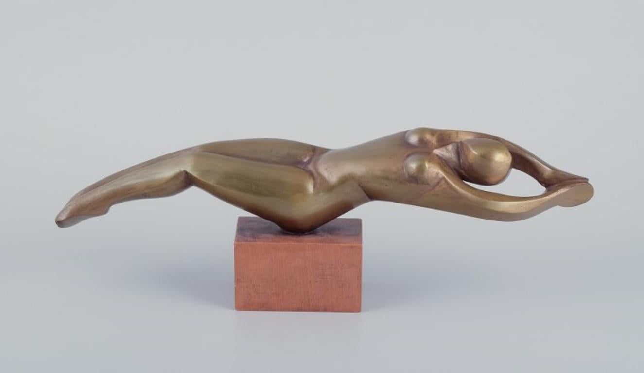 Ferdinand Parpan (1902-2004), uno scultore francese molto quotato.
Scultura unica in bronzo massiccio di una donna nuda reclinata su una base di legno. Stile cubista.
Metà del XX secolo.
Firmato.
In perfette condizioni con una bella