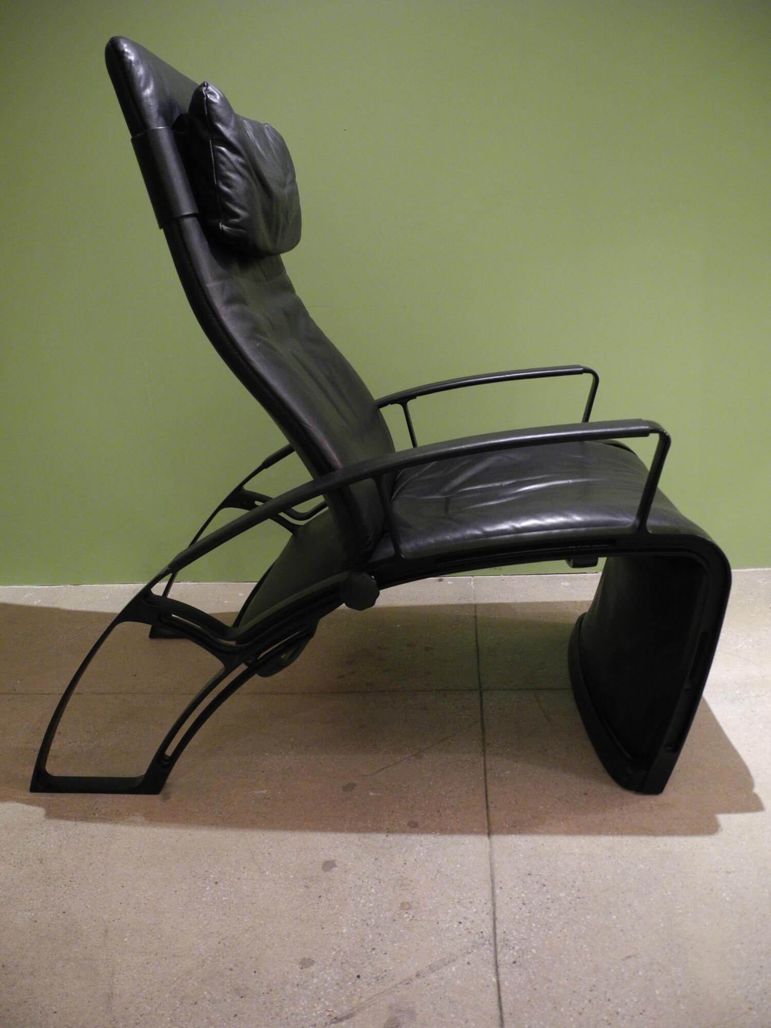 Porsche IP 84S lounge chair was designed by Ferdinand Alexander Porsche in 1984. Fine construction methods, stunning aesthetics and innovation are the most important characteristics of this recliner chair.

A lot of science was involved in this