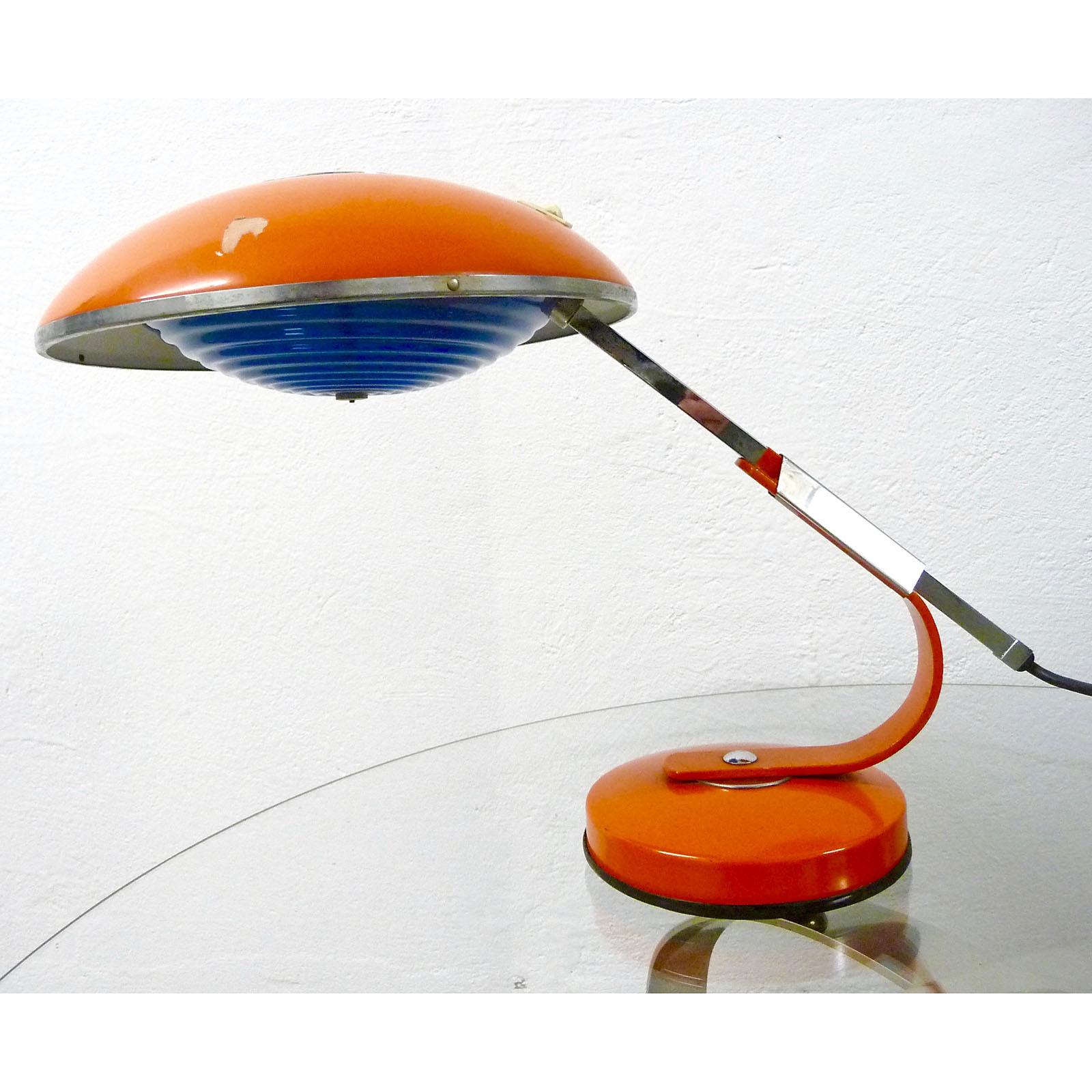 Lámpara de escritorio de mediados de siglo diseñada por Ferdinand Solere para SolR París, Francia, en los años 50. Es de metal lacado en naranja y tiene un brazo telescópico de acero inoxidable que la alarga.
La fuente de luz está rodeada por un