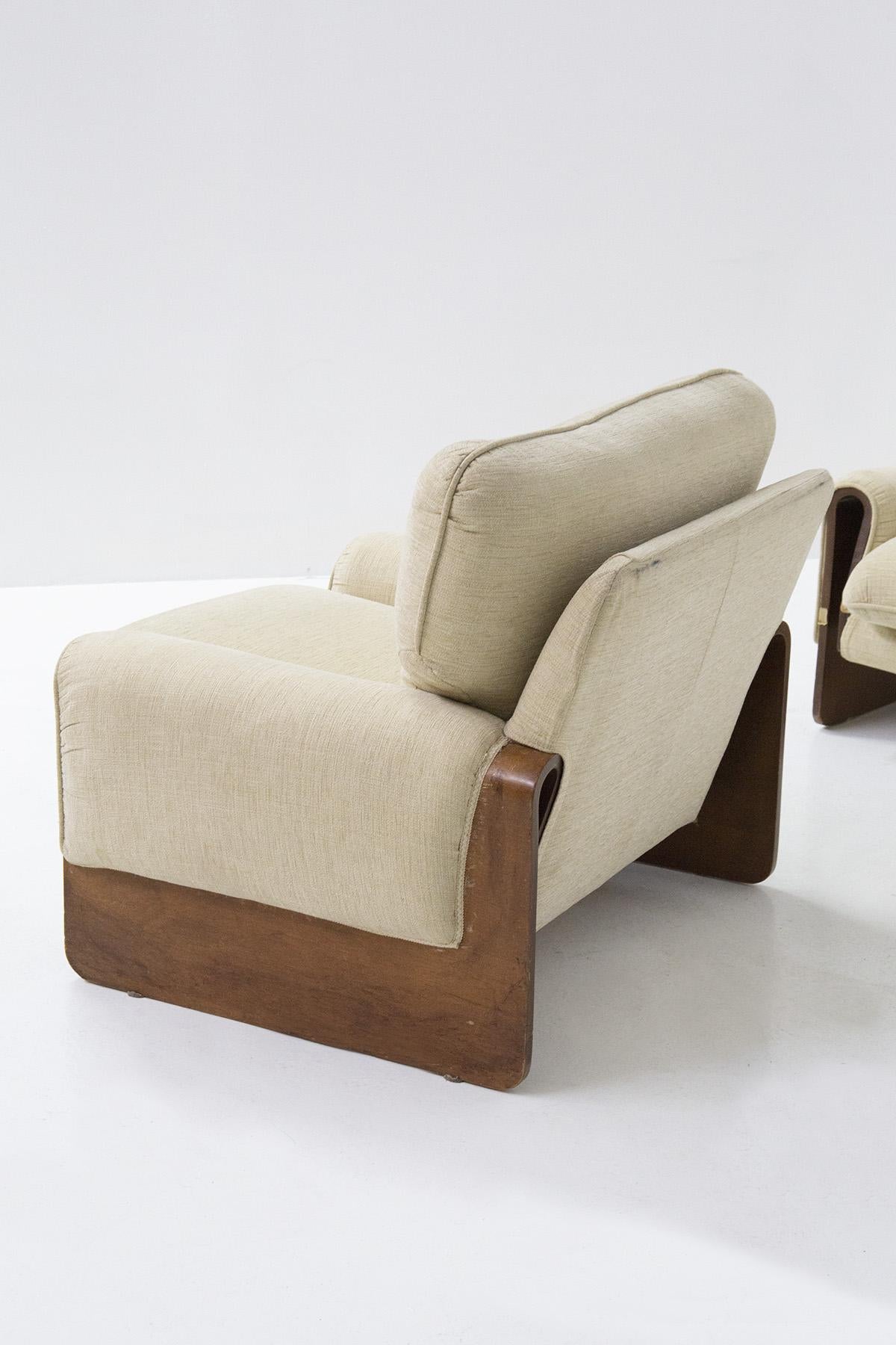 Rare pair of Italian armchairs designed by architect Ferdinando Buzzi from the 1970s for the Ferruccio Brunati manufacture. It denotes the great mastery of wood, in fact The frame is made of curved walnut wood .
Inside the curved wooden arms we