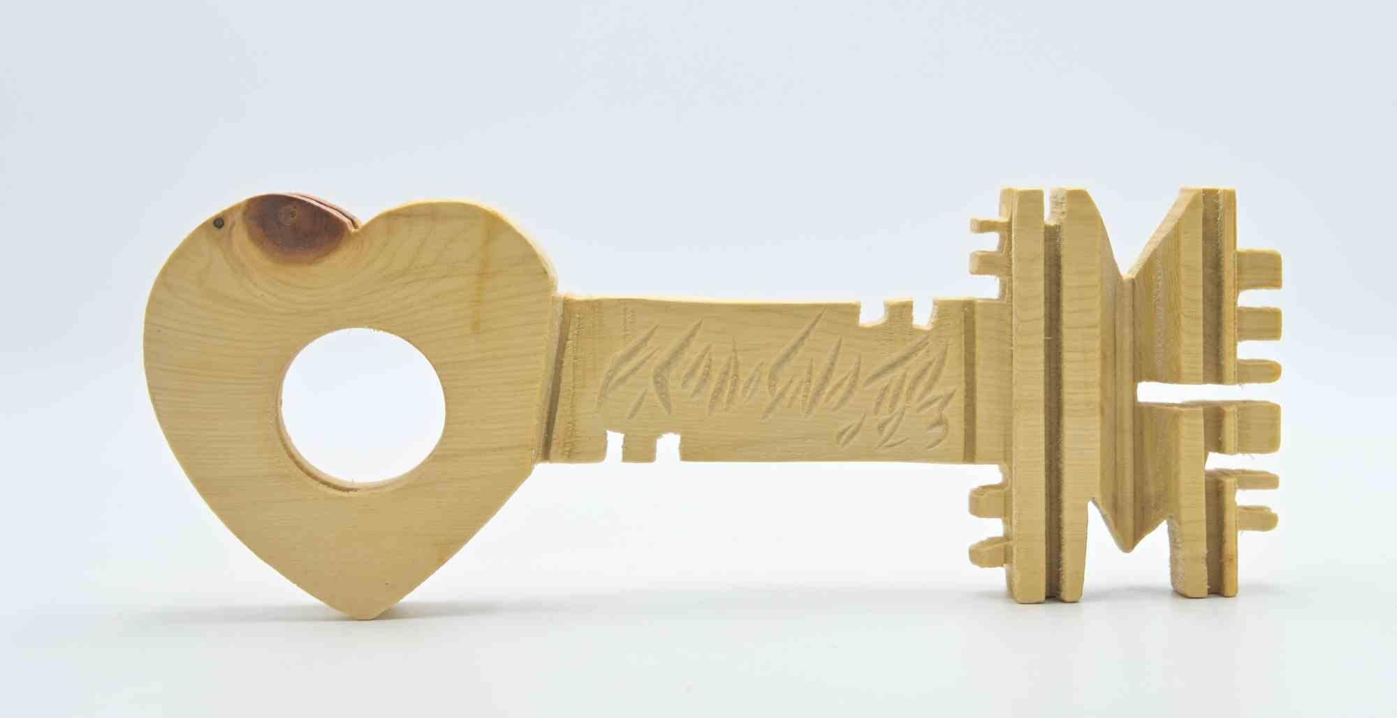 La Clé est un objet de scultpture en bois réalisé par Ferdinando Codognotto en 2023.

Sculpture originale en bois réalisée en pin suisse et expertement sculptée en forme de clé.

10 x 28 cm. 

Signature gravée.

Ferdinando Codognotto est un