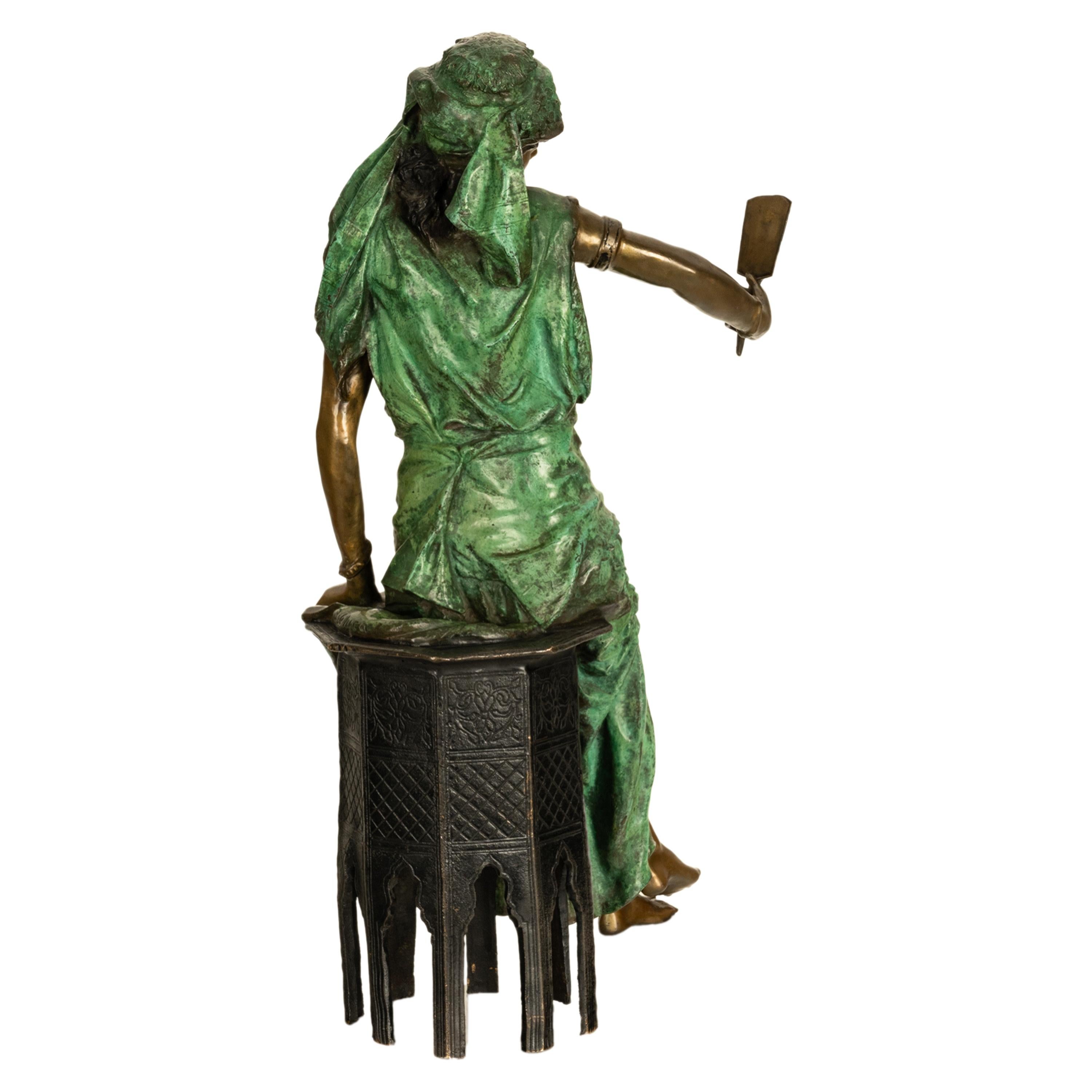 Eine sehr große und fein modellierte antike italienische kalt bemalte orientalistische Bronze eines jungen arabischen Mädchens, von dem italienischen Bildhauer Ferdinando de Luca, um 1900.
Ferdinando de Luca (auch bekannt als Francesco de Luca) war