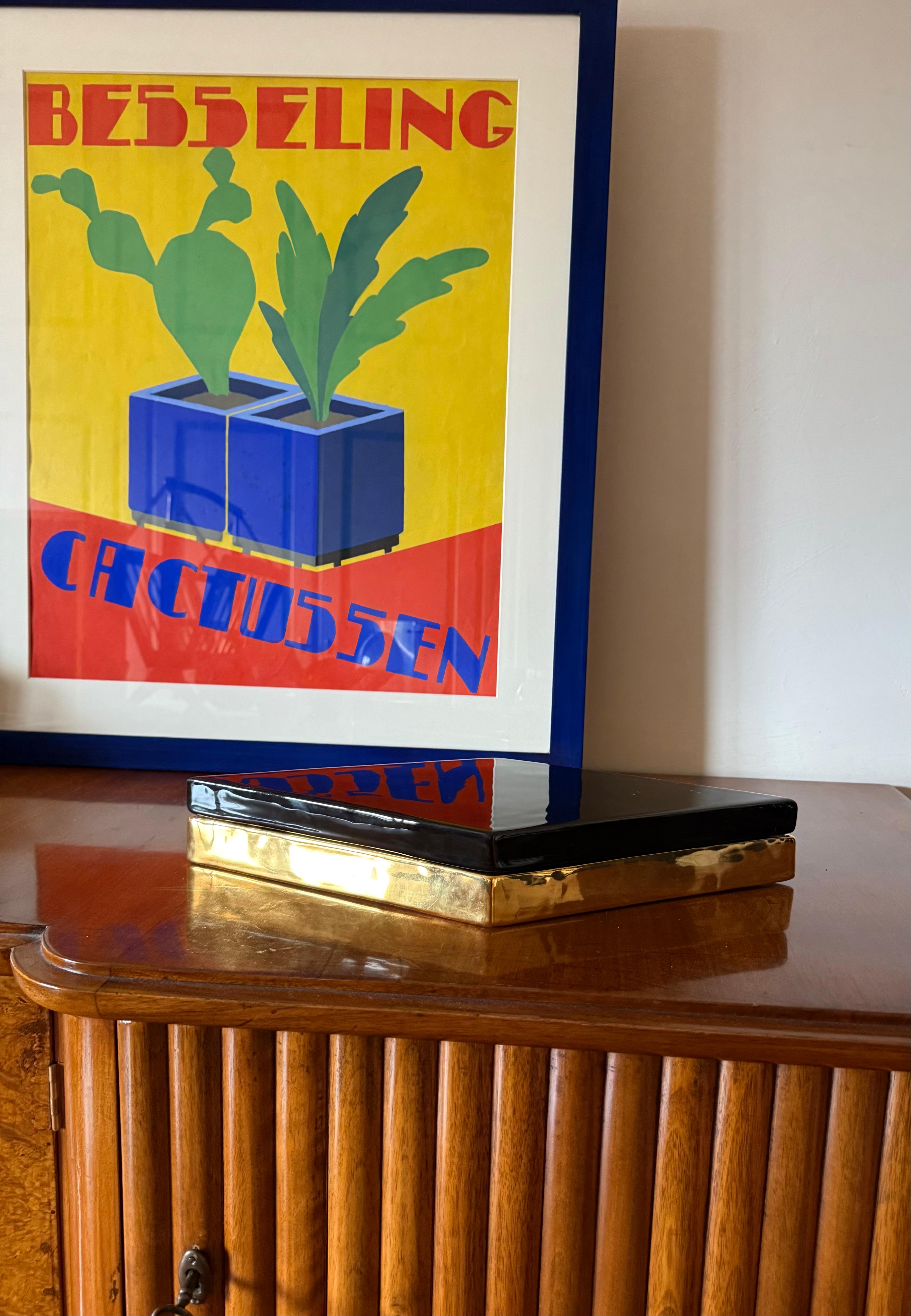  Boîte en céramique noire et dorée

ceramiche del Ferlaro pour Ferdinando Loffredo, Italie, années 1970

Signé sur le fond

H 6 cm - 41 × 21 cm

Condit : excellent, conforme à l'âge et à l'usage.