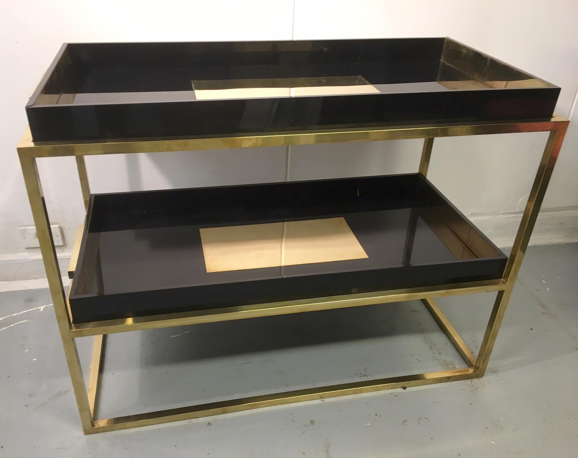 Elegant console table in lacquered wood and brass with two service trays.
Design Ferdinando Loffredo.