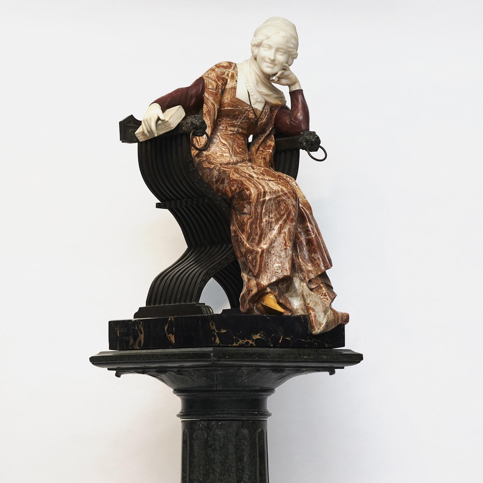 Renaissance Sculpture en marbre représentant une femme assise sur un piédestal de Ferdinando Vichi en vente