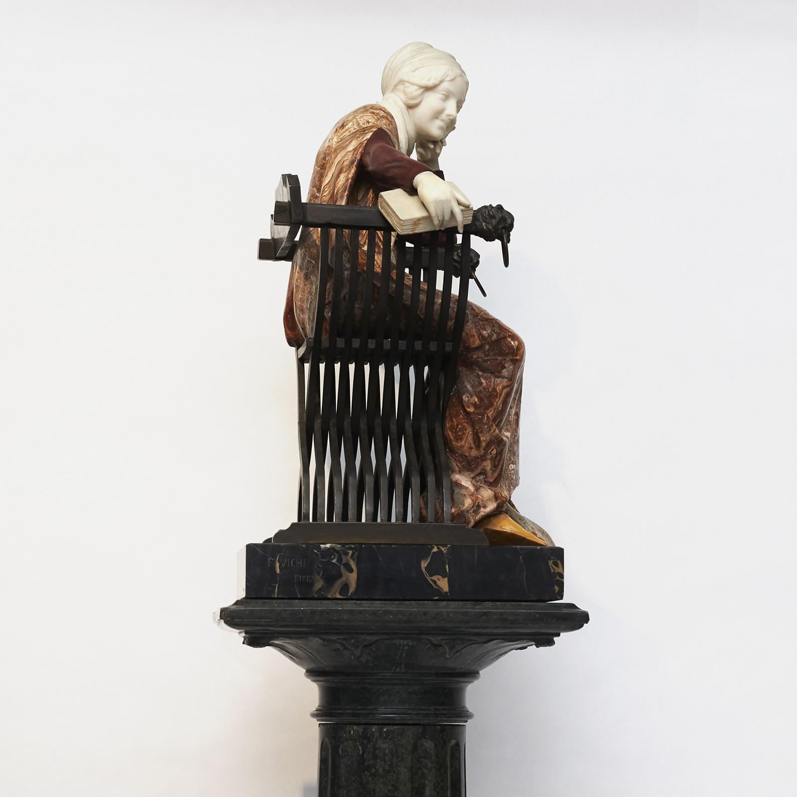 Ferdinando Vichi Marmorskulptur Sitzende Frau auf Pedestal im Angebot 1